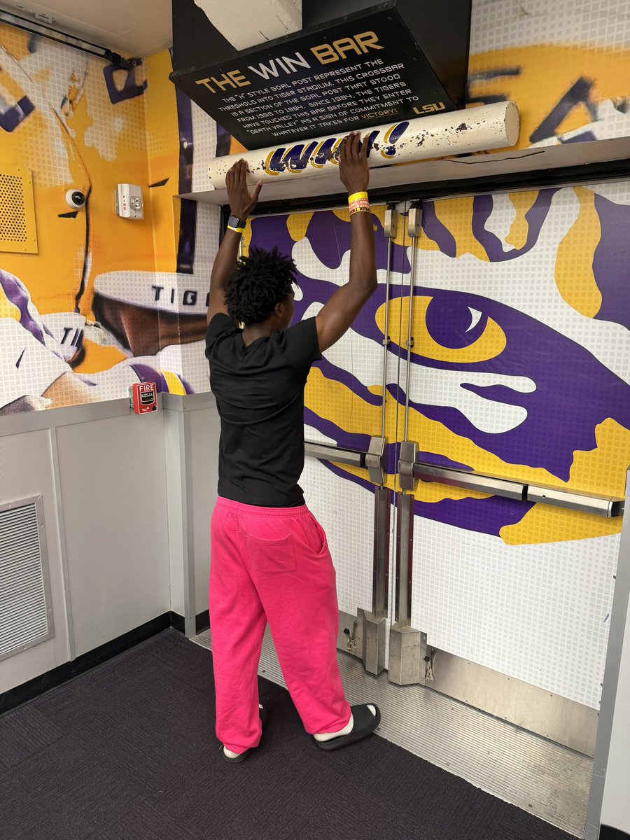 1logodagoat's tweet photo. WOW!! I had an amazing visit at LSU today! I cant wait to come back this fall!! #GEAUXTIGERS @Lane_Kiffin @CoachCRaymond @CoachNoahJoseph @AllenTrieu @CoachReedLive @ChadSimmons_ @AlthoffFootball @Jerrystan08 @CoachGeorge67 https://t.co/2onrECR2mP