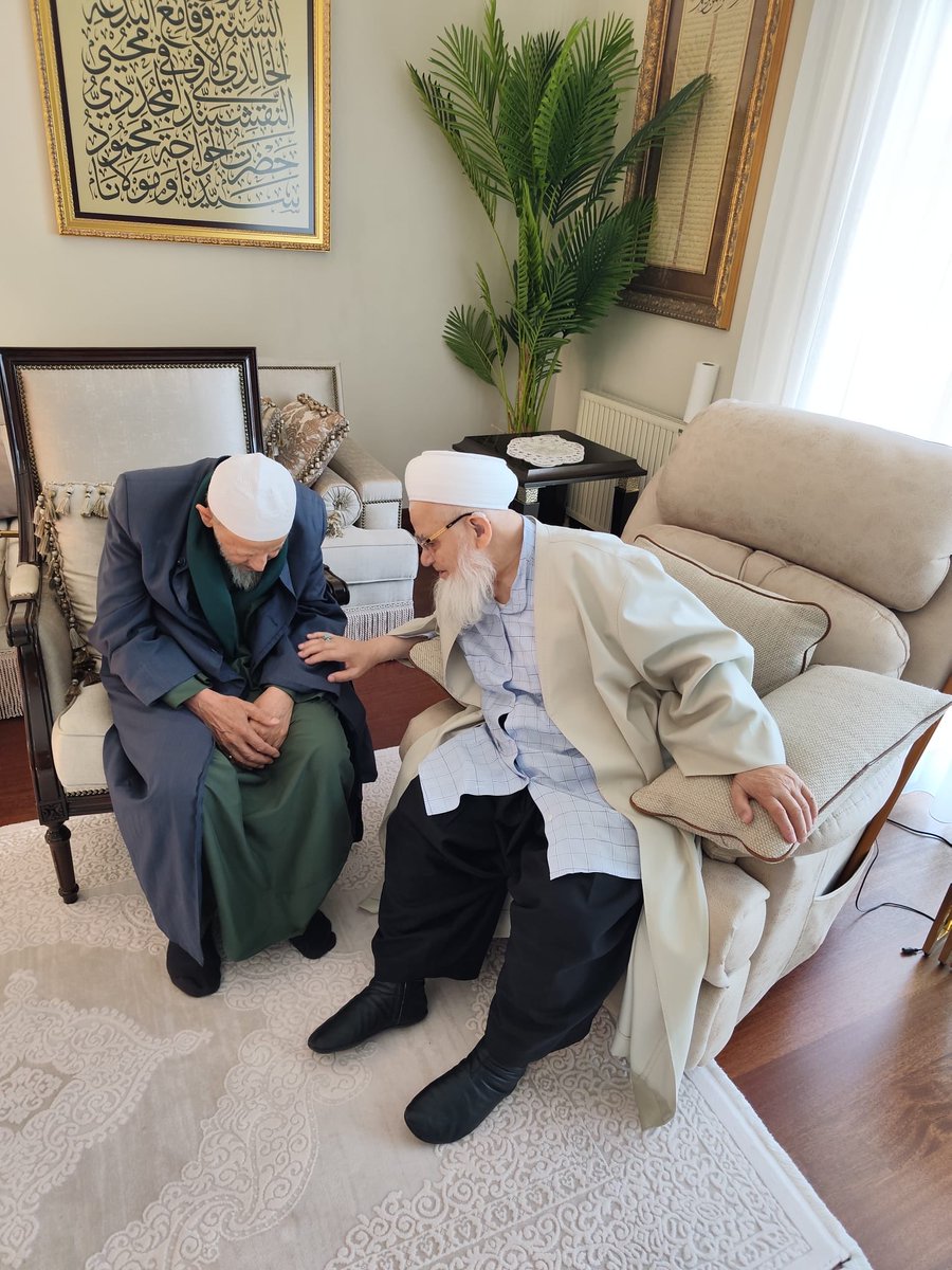 muceddidiyye's tweet photo. 20 Haziran 2026 Cumartesi
5 Muharrem 1447 Cumartesi

Efendi Hazretlerimizin ahiret kardeşliğine kabul ettiği Seyda Muhyiddin el-Cezerî Efendi, uçakla İstanbul’a indiği ilk anda Şûrâ-yı Müceddidiyye Vekilleri’nin Emîri, kıymetli İbrahim Efendi Hocamızı (Sellemehullâh) hanelerinde ziyaret ettiler.

Tevazu, edep ve muhabbet içerisinde geçen buluşmada hayırlı sohbetlerde bulunup dualar ettiler.

Rabbimizden niyazımız; ömrünü İslâm yoluna adayan büyüklerimizi başımızdan eksik etmemesi, gölgelerini üzerimizden ayırmamasıdır.