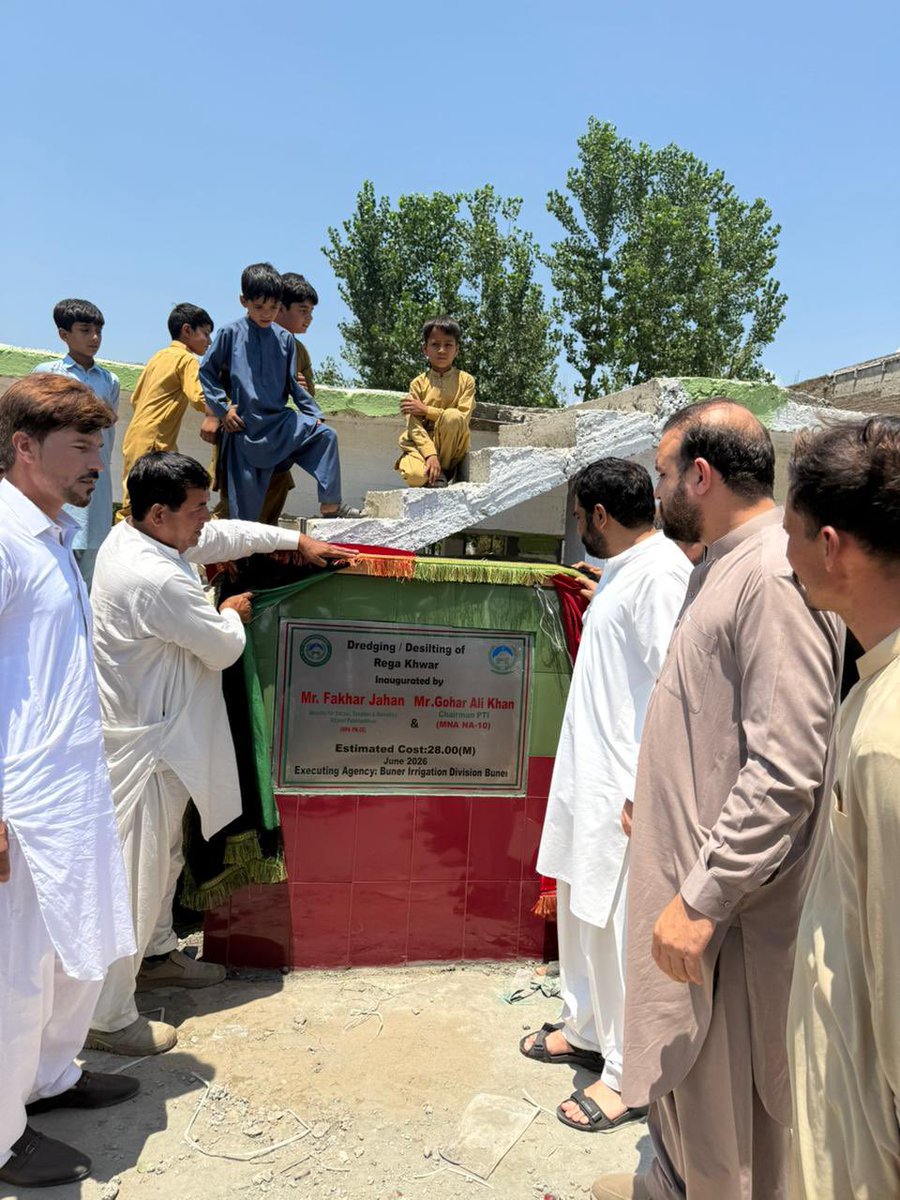 fakharebuner's tweet photo. آج حلقہ #PK26 بونیر میں محکمہ آبپاشی کے تحت 28 ملین روپے کی لاگت سے ندیوں اور آبی گزرگاہوں کی صفائی و بحالی منصوبے کا افتتاح کیا۔ منصوبے کا آغاز ریگا خوڑ سے کیا گیا جہاں ڈریجنگ اور ڈی سلٹنگ کا باقاعدہ کام شروع کر دیا گیا ہے۔

بونیر ماضی میں سیلابی ریلوں سے شدید متاثر رہا ہے۔ عوام کے جان و مال، گھروں، زرعی زمینوں اور بنیادی ڈھانچے کے تحفظ کے لیے بروقت اقدامات ہماری اولین ترجیح ہیں۔ ان شاء اللہ ندیوں اور آبی گزرگاہوں کی صفائی سے پانی کے بہاؤ میں بہتری آئے گی اور ممکنہ سیلابی خطرات میں نمایاں کمی ہوگی۔

عوامی خدمت اور ترقی کا سفر جاری رہے گا۔

#PK26 #Buner
