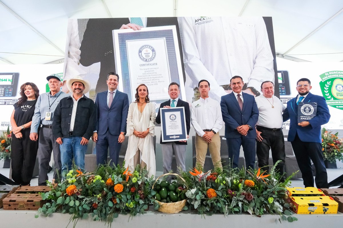 GobiernoJalisco's tweet photo. Jalisco vuelve a escribir su nombre con letras doradas en las páginas de la historia.📜

Lo que comenzó como un sueño se hizo realidad, hoy dejamos huella en la historia de los Récords Guinness con el reconocimiento del Guacamole Más Grande del Mundo. 🥑

Con gran trabajo colaborativo y un producto de calidad, nuestro estado demuestra porqué es el gigante agroalimentario de México.