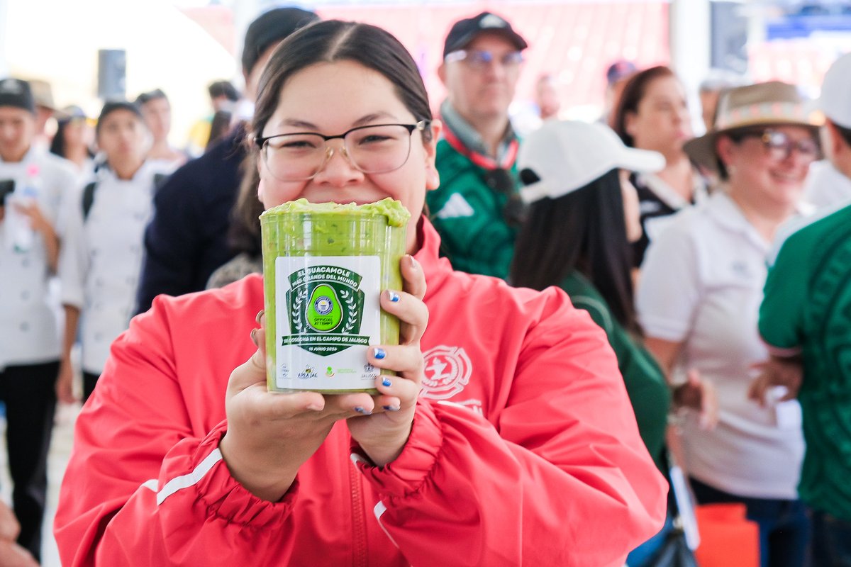GobiernoJalisco's tweet photo. Jalisco vuelve a escribir su nombre con letras doradas en las páginas de la historia.📜

Lo que comenzó como un sueño se hizo realidad, hoy dejamos huella en la historia de los Récords Guinness con el reconocimiento del Guacamole Más Grande del Mundo. 🥑

Con gran trabajo colaborativo y un producto de calidad, nuestro estado demuestra porqué es el gigante agroalimentario de México.