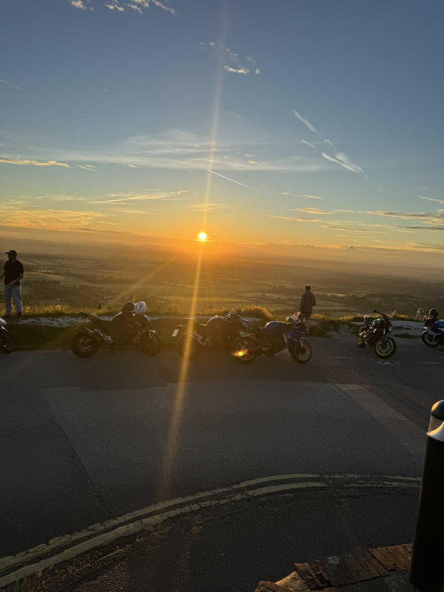 montysmugs's tweet photo. Cracking sunset tonight up at #devilsdyke , 9pm and sitting outside in the warm air with a cider https://t.co/BYrplfGpRt