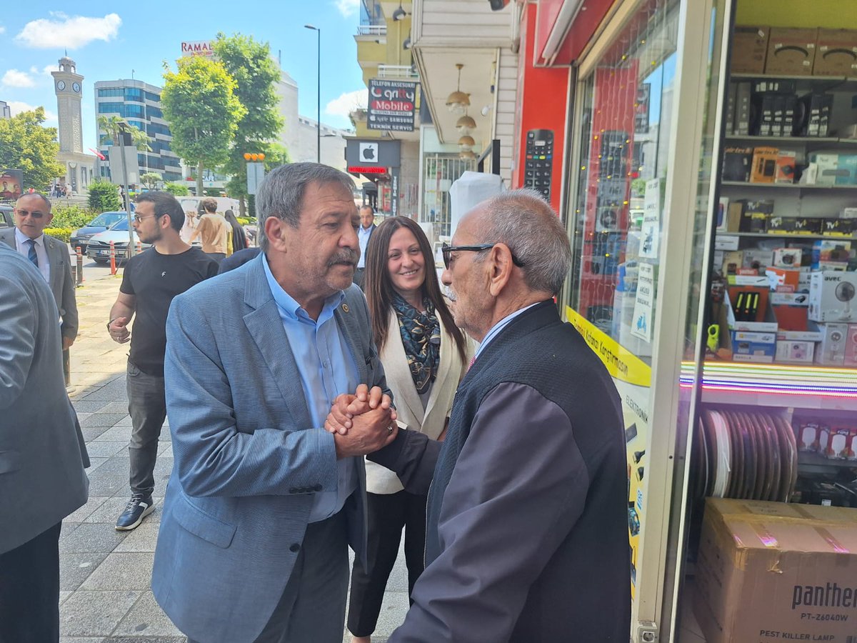 iyiparti_34's tweet photo. Ümraniye İlçe Başkanlığımızın çalışmasıyla; Ankara Milletvekilimiz Yüksel Arslan, İl Sekreterimiz Hasan Ofluoğlu, 1. Bölge Teşkilat Başkanımız Emir Sami İşmen ve Ümraniye İlçe Başkanımız Canan Karakuş İnce’nin katılımıyla ilçemizde oldukça verimli bir saha programı gerçekleştirdik.

İlçe binamızdaki teşkilat buluşmasıyla başlayan programımız kapsamında; Ümraniye Çavuşbaşı Caddesi esnafı ve Ümraniye Tüm Engelliler Derneği ziyaret edildi. Ardından Ümraniye Sütçü İmam Caddesi’ndeki esnaf ve vatandaşlarımızın taleplerini yerinde dinledik.

@Yucel_Coskun