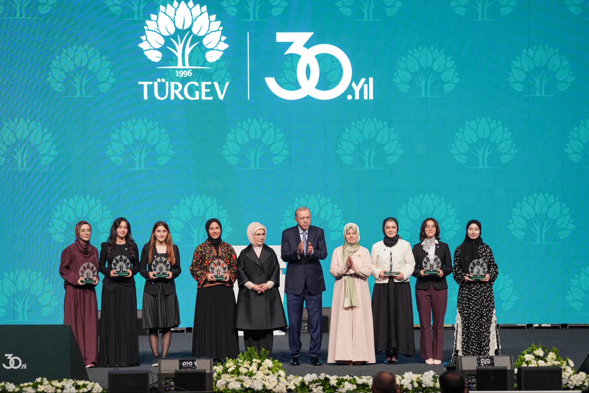 eyupkadirinan's tweet photo. Cumhurbaşkanımız, Genel Başkanımız Sayın Recep Tayyip Erdoğan ve Kıymetli Hanımefendi Sayın Emine Erdoğan’ın teşrifleriyle gerçekleşen TÜRGEV 30. Kuruluş Yıl Dönümü Programı’na katıldık.

Sayın Cumhurbaşkanımızın vizyonu doğrultusunda, milli ve manevi değerlerle yetişen nesillerin inşasında önemli bir görev üstlenen TÜRGEV’in 30 yıllık birikimine tanıklık ettik.

Eğitime, gençliğe ve Türkiye’nin yarınlarına katkı sunan tüm emektarları tebrik ediyor, nice başarılı yıllar diliyorum. 🇹🇷