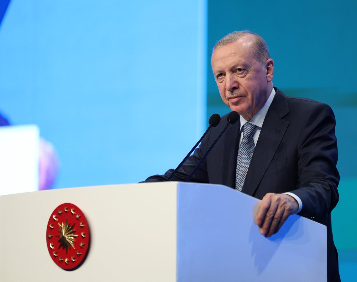 eyupkadirinan's tweet photo. Cumhurbaşkanımız, Genel Başkanımız Sayın Recep Tayyip Erdoğan ve Kıymetli Hanımefendi Sayın Emine Erdoğan’ın teşrifleriyle gerçekleşen TÜRGEV 30. Kuruluş Yıl Dönümü Programı’na katıldık.

Sayın Cumhurbaşkanımızın vizyonu doğrultusunda, milli ve manevi değerlerle yetişen nesillerin inşasında önemli bir görev üstlenen TÜRGEV’in 30 yıllık birikimine tanıklık ettik.

Eğitime, gençliğe ve Türkiye’nin yarınlarına katkı sunan tüm emektarları tebrik ediyor, nice başarılı yıllar diliyorum. 🇹🇷