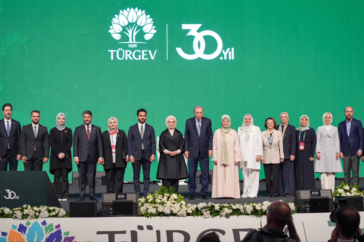 eyupkadirinan's tweet photo. Cumhurbaşkanımız, Genel Başkanımız Sayın Recep Tayyip Erdoğan ve Kıymetli Hanımefendi Sayın Emine Erdoğan’ın teşrifleriyle gerçekleşen TÜRGEV 30. Kuruluş Yıl Dönümü Programı’na katıldık.

Sayın Cumhurbaşkanımızın vizyonu doğrultusunda, milli ve manevi değerlerle yetişen nesillerin inşasında önemli bir görev üstlenen TÜRGEV’in 30 yıllık birikimine tanıklık ettik.

Eğitime, gençliğe ve Türkiye’nin yarınlarına katkı sunan tüm emektarları tebrik ediyor, nice başarılı yıllar diliyorum. 🇹🇷