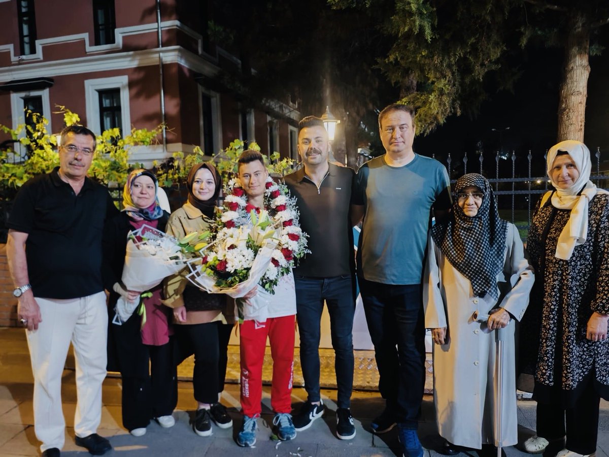 dosdmeram's tweet photo. 🇹🇷🥇 DOSD Meram Spor Kulübü sporcumuz Muhammed Eren Uysal, Bulgaristan’da düzenlenen Down Sendromlular Dünya Şampiyonası’nda elde ettiği muhteşem başarıların ardından şehrimize büyük bir mutlulukla döndü.

DOSD Meram Dernek Yönetimimizle birlikte sporcumuzu büyük bir heyecan ve gururla karşıladık.

Azmi, disiplini ve başarılarıyla hepimize ilham veren Muhammed Eren’i yürekten kutluyor; spor yolculuğunda nice zaferlere imza atacağına inanıyoruz.