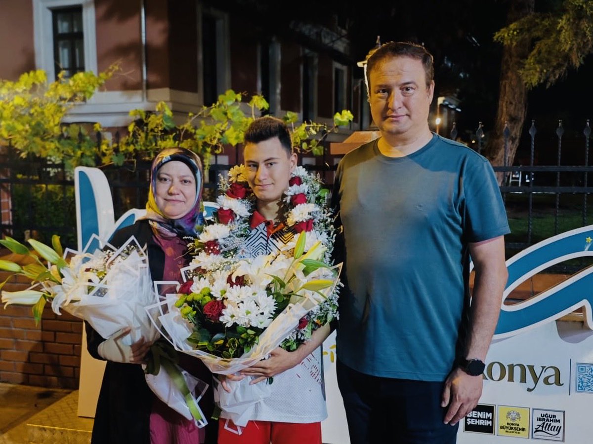 dosdmeram's tweet photo. 🇹🇷🥇 DOSD Meram Spor Kulübü sporcumuz Muhammed Eren Uysal, Bulgaristan’da düzenlenen Down Sendromlular Dünya Şampiyonası’nda elde ettiği muhteşem başarıların ardından şehrimize büyük bir mutlulukla döndü.

DOSD Meram Dernek Yönetimimizle birlikte sporcumuzu büyük bir heyecan ve gururla karşıladık.

Azmi, disiplini ve başarılarıyla hepimize ilham veren Muhammed Eren’i yürekten kutluyor; spor yolculuğunda nice zaferlere imza atacağına inanıyoruz.