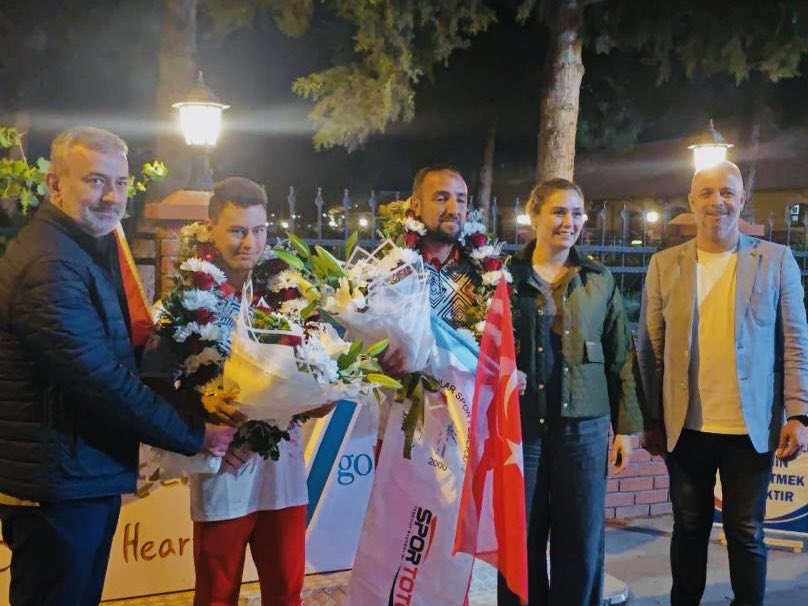 dosdmeram's tweet photo. 🇹🇷🥇 DOSD Meram Spor Kulübü sporcumuz Muhammed Eren Uysal, Bulgaristan’da düzenlenen Down Sendromlular Dünya Şampiyonası’nda elde ettiği muhteşem başarıların ardından şehrimize büyük bir mutlulukla döndü.

DOSD Meram Dernek Yönetimimizle birlikte sporcumuzu büyük bir heyecan ve gururla karşıladık.

Azmi, disiplini ve başarılarıyla hepimize ilham veren Muhammed Eren’i yürekten kutluyor; spor yolculuğunda nice zaferlere imza atacağına inanıyoruz.