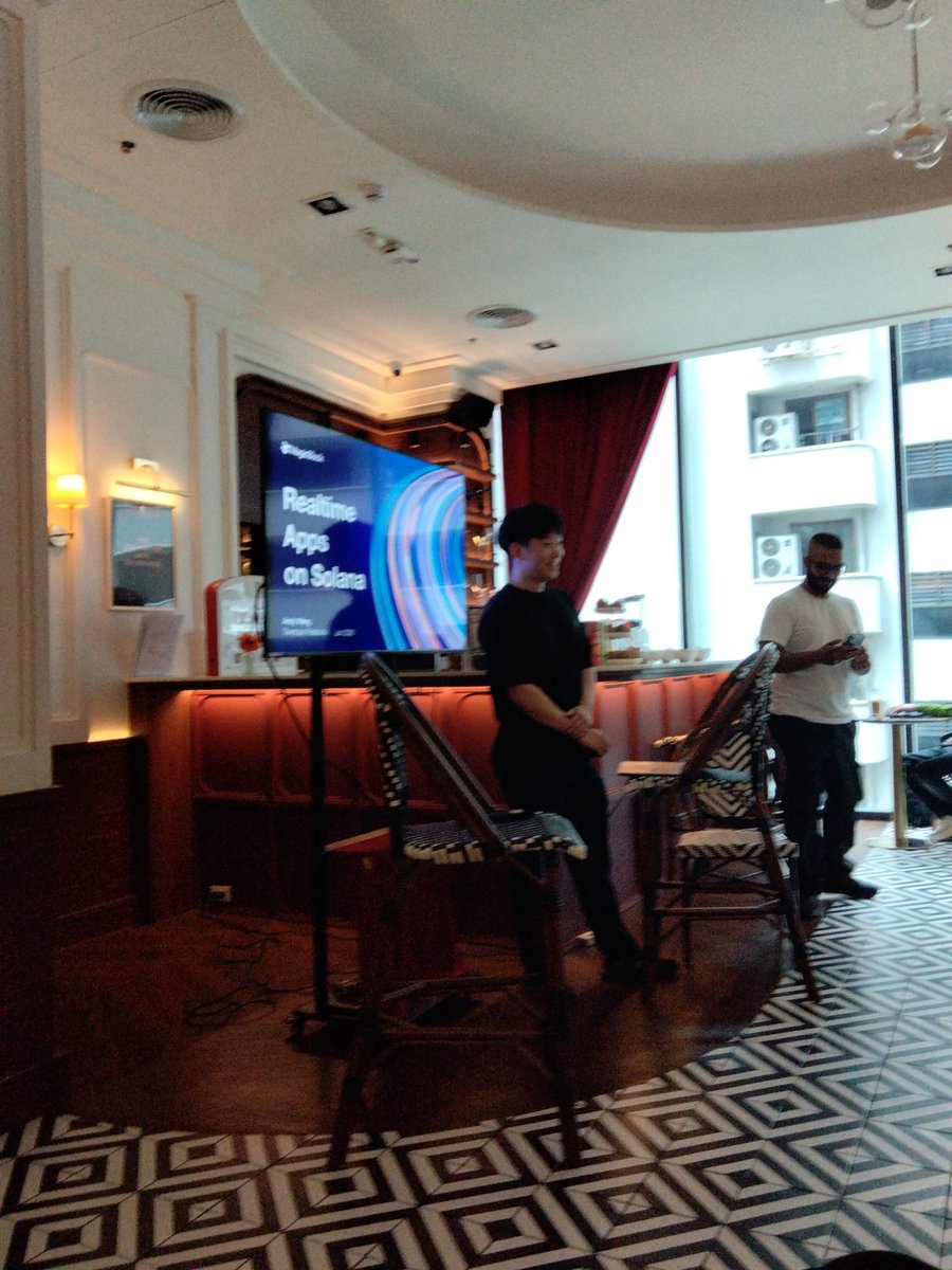 rayray_1_'s tweet photo. Learning about @magicblock from @andyweng_ with @SuperteamTH 

#superteam #superteamth #thailand https://t.co/bbnBV7TG2E