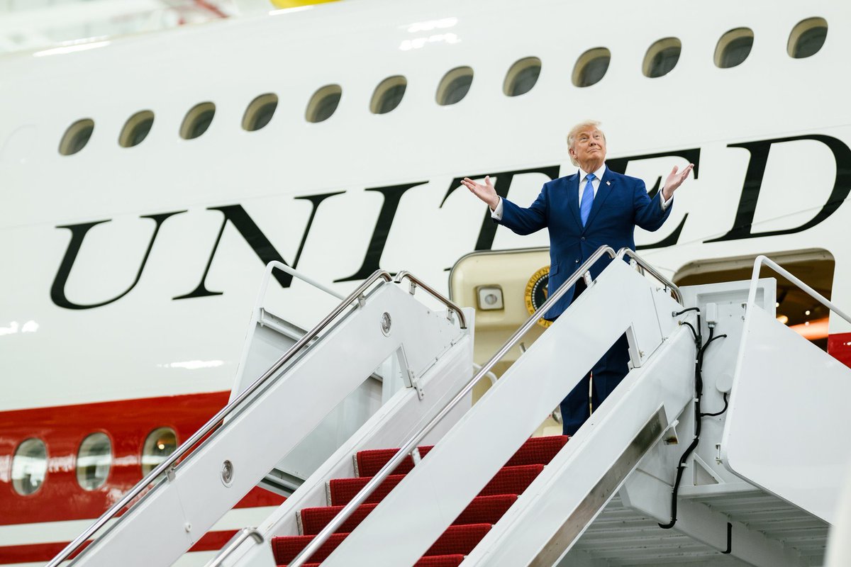DC_Brawler's tweet photo. @WhiteHouse @POTUS The president looks so happy with his new plane! https://t.co/trEUqhIBAF