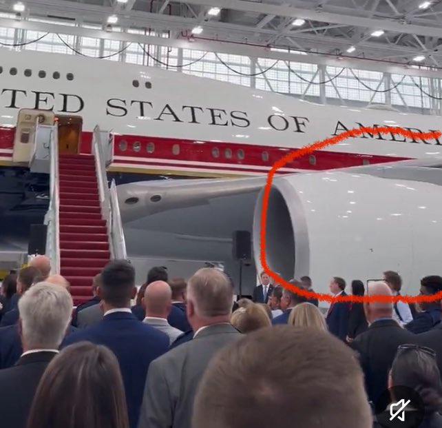 MikeLO1962's tweet photo. @GinieSigonney Why does it seem there are actually TWO new Air Force Ones?? The one in the hanger has white engines and the one taxying in has blue engines. Makes one wonder! https://t.co/dcpr1TX4Ae