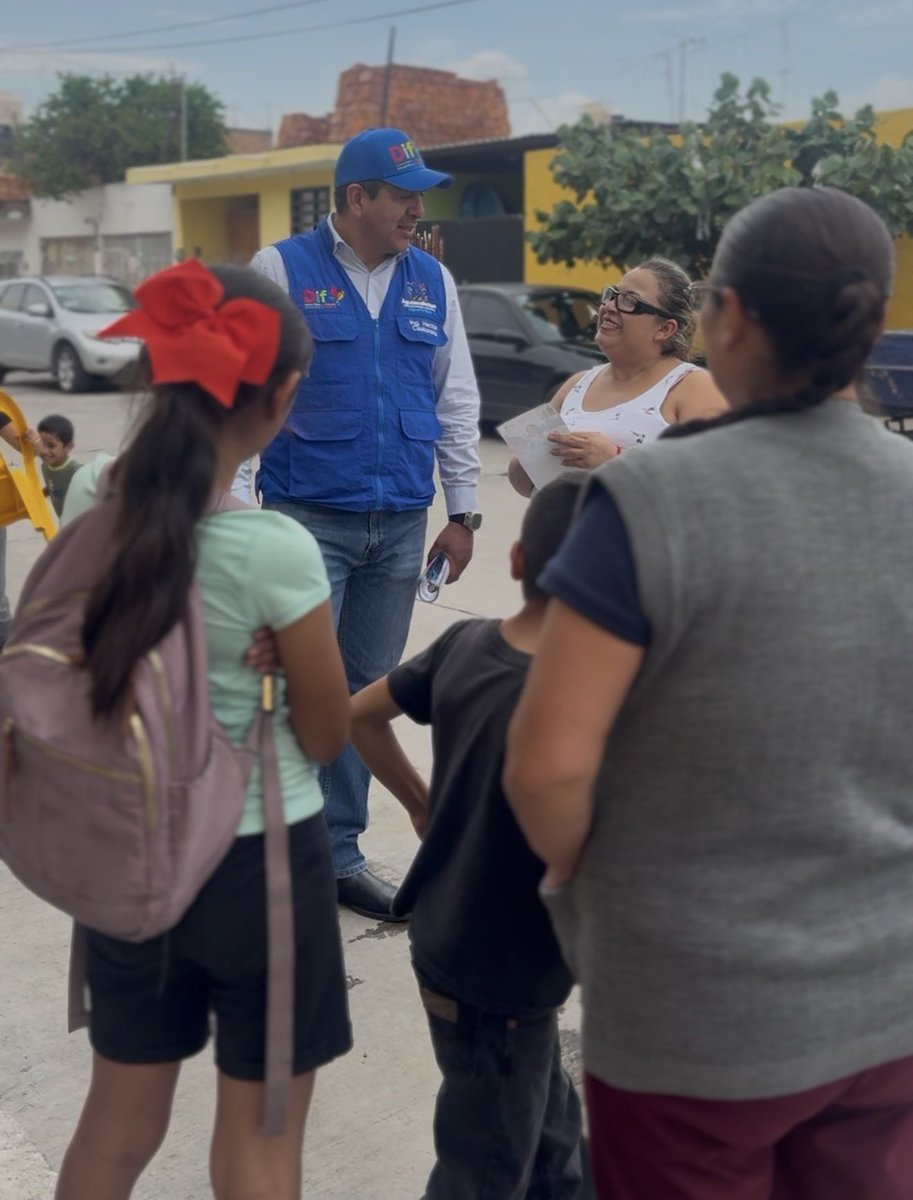 hectorkstorena's tweet photo. Con gusto visité este sábado a las y los vecinos de la colonia Solidaridad, en Rincón de Romos. Siempre es un gusto convivir, platicar y compartir momentos con personas tan amables y trabajadoras. ¡Gracias por recibirme con tanta calidez!

Héctor Castorena ✍️💙 https://t.co/Yqu7gu4ZKX