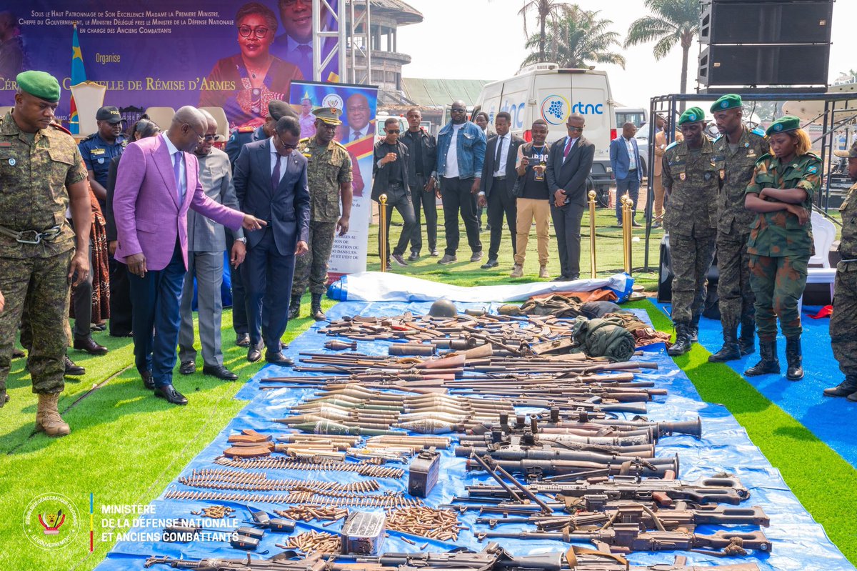 7sur7magazine's tweet photo. đšđ© #RDC : 891 ex-#combattants de la milice #Mobondo ont dĂ©posĂ© les armes devant les autoritĂ©s ce samedi Ă Nâsele. Au total, 144 #armes ont Ă©tĂ© rĂ©cupĂ©rĂ©es dans le cadre dâune opĂ©ration prĂ©sentĂ©e comme une avancĂ©e vers la paix et la #rĂ©insertion des anciens combattants. https://t.co/OsJ9fN30n3