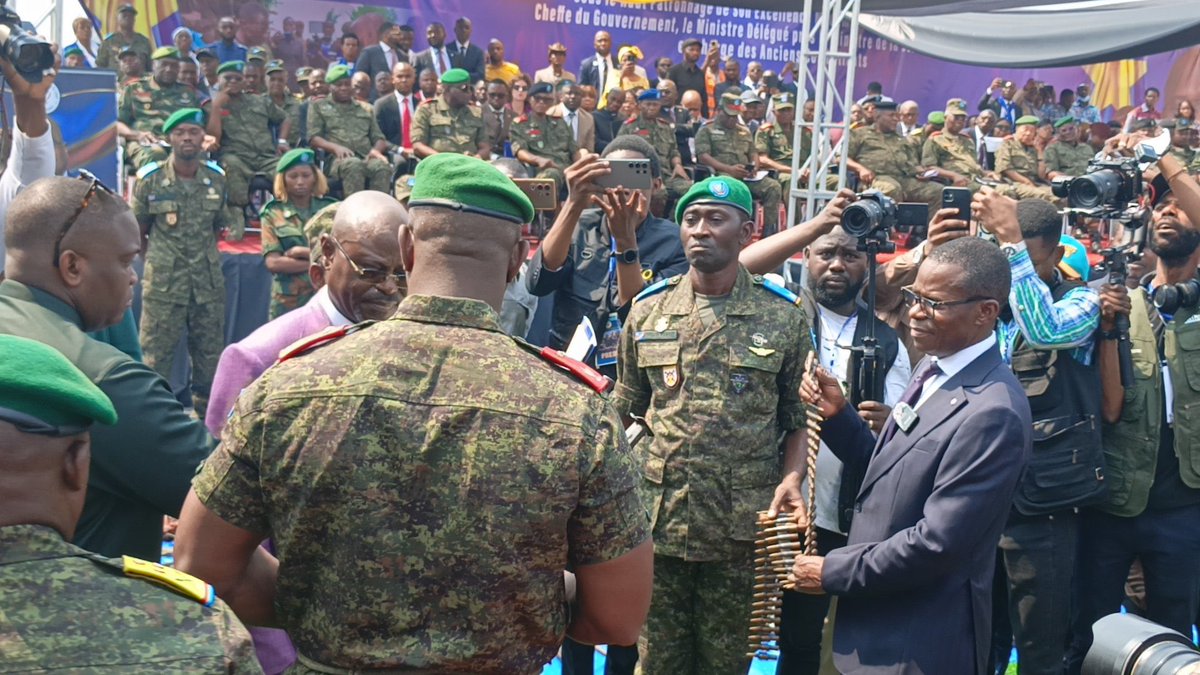 7sur7magazine's tweet photo. đšđ© #RDC : 891 ex-#combattants de la milice #Mobondo ont dĂ©posĂ© les armes devant les autoritĂ©s ce samedi Ă Nâsele. Au total, 144 #armes ont Ă©tĂ© rĂ©cupĂ©rĂ©es dans le cadre dâune opĂ©ration prĂ©sentĂ©e comme une avancĂ©e vers la paix et la #rĂ©insertion des anciens combattants. https://t.co/OsJ9fN30n3