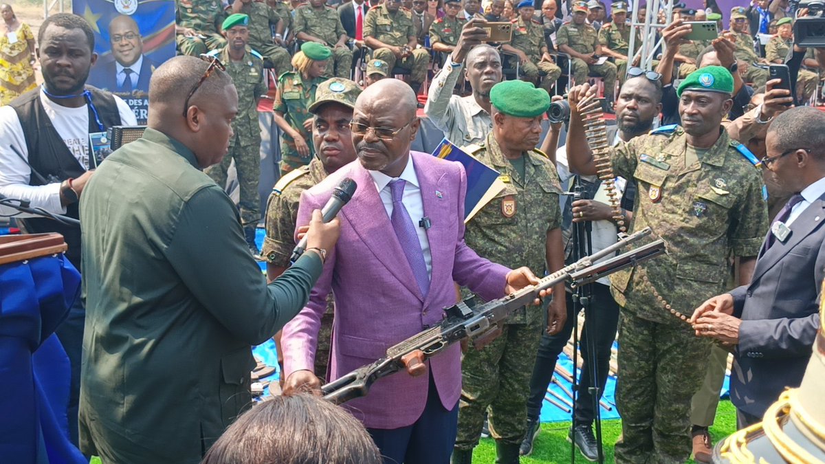 7sur7magazine's tweet photo. đšđ© #RDC : 891 ex-#combattants de la milice #Mobondo ont dĂ©posĂ© les armes devant les autoritĂ©s ce samedi Ă Nâsele. Au total, 144 #armes ont Ă©tĂ© rĂ©cupĂ©rĂ©es dans le cadre dâune opĂ©ration prĂ©sentĂ©e comme une avancĂ©e vers la paix et la #rĂ©insertion des anciens combattants. https://t.co/OsJ9fN30n3