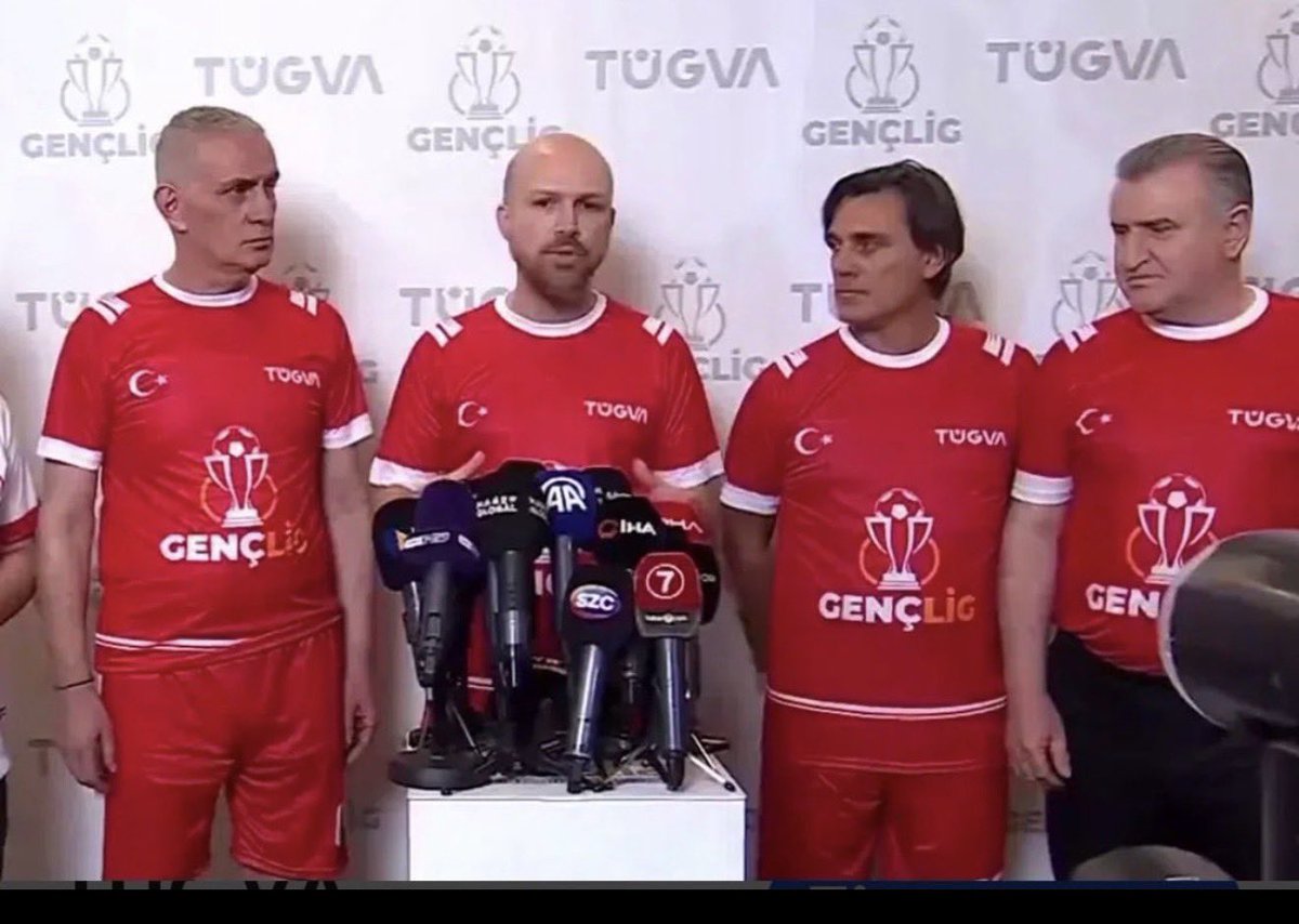 HsnBozkurt's tweet photo. İki yanına ülkenin Spor Bakanı’nı, Futbol Federasyonu Başkanı’nı ve Milli Takım Teknik Direktörü’nü almış herhangi bir resmi görevi, kurumsal sıfatı, tanımlanmış statüsü olmayan sıradan bir vatandaş, konuşuyor… Hepsi geçirmiş sırtlarına milli formayı akıllarınca algı yaratma çabasındalar…Harika bir kura çekilmiş, en kolay gruba düşülmüş, demeçler, yorumlar, olası zafer hazırlıkları tam gaz…Derken 2 maç , 2 yenilgi, 0 gol, 0 puan ve HÜSRAN!

İHA’lı, SİHA’lı, toplu tüfekli marş-klip sizlere ömür! 24 yıl sonra çıkılan Dünya Kupası Seferi’nden âlâ-yı valâ ile dönen cengaverleri ve refakatçı muhteremleri havai fişeklerle, hamasi nutuklarla, siyasi şovlarla karşılama, takımı ve teknik heyeti kabul etme hayalleri de enkaz!

Sokulduğu her yeri, alanı, kurumu çürütüp çökerten istismar siyasetinin acı sonucu!

#AtatürkteBirleşmeZamanı
#YenidenAtatürkCumhuriyeti
@milli_futbol 
@gencliksporbak 
@TFF_Org