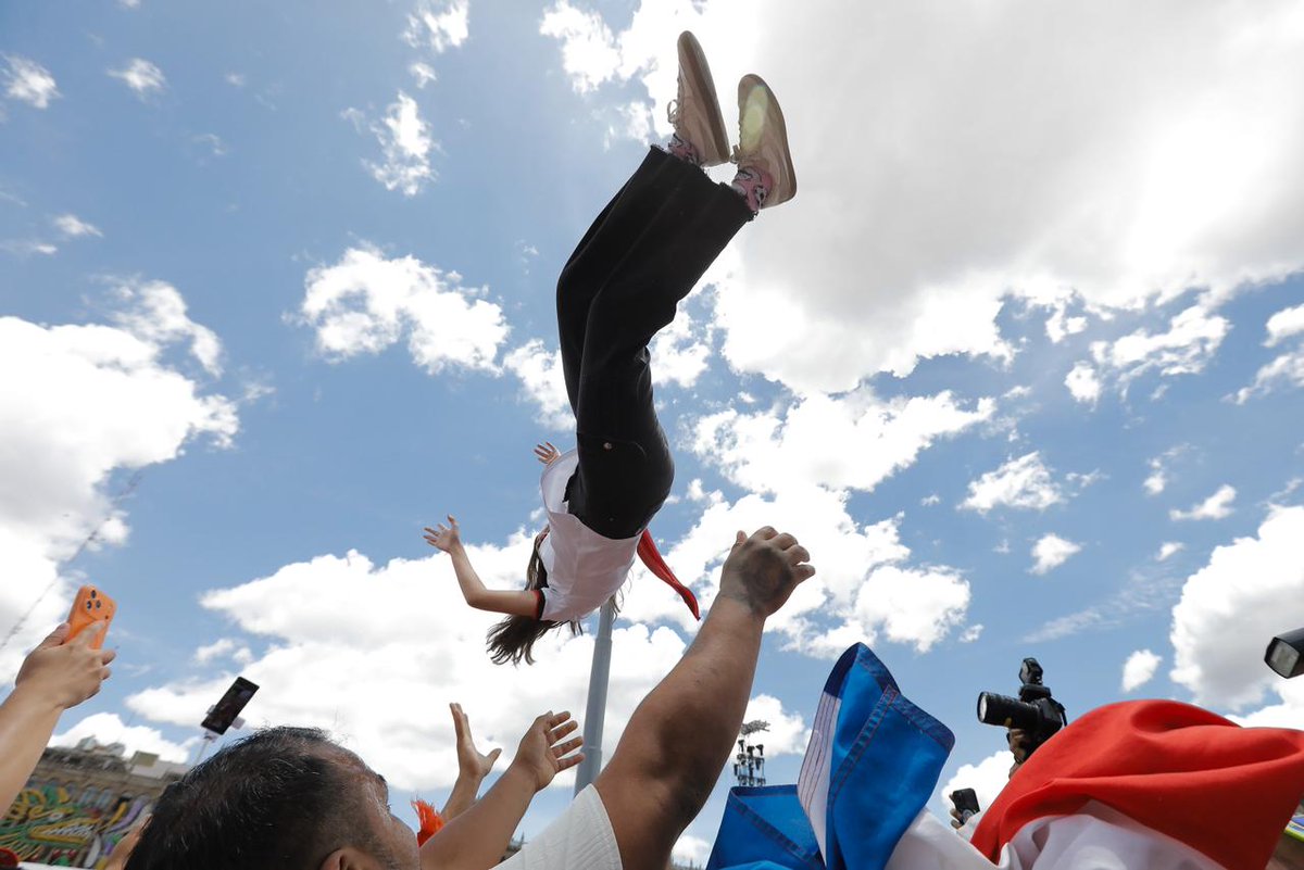 Reforma's tweet photo. Una de las actividades favoritas de los asistentes al Zócalo es sentir, por un segundo, la adrenalina de volar

📸 José Luis Ramírez https://t.co/uZfFSJ9bxr