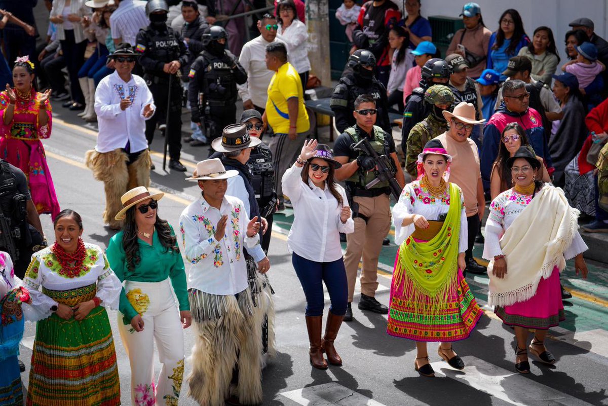 MinGobiernoEc's tweet photo. 🌹 Flores, tradición y cultura en Cayambe

La ministra de Gobierno, Nataly Morillo, participó en el Desfile de las Rosas 2026, un espacio que celebra la identidad, el arte y la riqueza cultural de Cayambe. https://t.co/hjbTrjMxdA