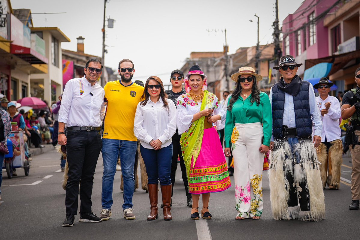MinGobiernoEc's tweet photo. 🌹 Flores, tradición y cultura en Cayambe

La ministra de Gobierno, Nataly Morillo, participó en el Desfile de las Rosas 2026, un espacio que celebra la identidad, el arte y la riqueza cultural de Cayambe. https://t.co/hjbTrjMxdA