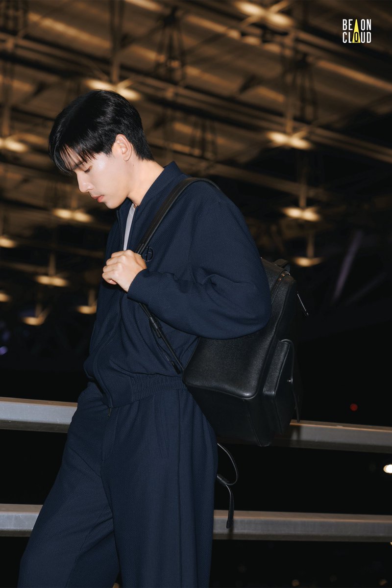 beoncloud_th's tweet photo. Airport Look 📸 ของ เจษ-เจษฎ์พิพัฒ ก่อนออกเดินทางไปร่วมงาน The Giorgio Armani Men's Spring/Summer 2027 ที่เมืองมิลาน ประเทศอิตาลี ✈️✨

#GiorgioArmanixJES
#GiorgioArmani https://t.co/MSR7gqT2a9