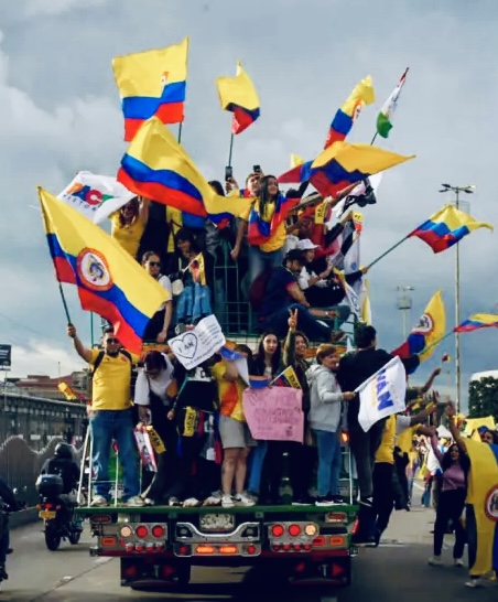 muchotropico's tweet photo. La rebelión del bazar: Cómo Cepeda puede tumbar la catedral de silicona de Abelardo y ganar

Esta es una pelea callejera de la comunicación. Aquí, quien domina la narrativa, domina la realidad.

El poder está muy mal distribuido, muchas voces justas se pierden entre el ruido. Opacadas por la bulla que produce el Establecimiento con sus grandes medios o entre las guerras culturales en las redes sociales.

Estas son las calles donde se juegan las campañas políticas de hoy. Aquí se producen enfrentamientos que tienen enormes consecuencias.

Entrenamiento: la catedral y el bazar

Hablemos de cómo se diseñaron las campañas para ir al bonche. En 1997, Eric S. Raymond publicó un ensayo llamado “La catedral y el bazar” para explicar los dos principios distintos que existen para construir software. Ese modelo nos ayudará a entender las diferencias de diseño comunicativo entre las campañas presidenciales.

Funciona así. La catedral es el modelo jerárquico. Un diseño con planos, concebido de arriba hacia abajo. Organizado, vertical, con un solo dueño. Es el modelo de las corporaciones de software.

El bazar es el software de código abierto. Acá hay un grupo heterogéneo de aportantes. Es un modelo caótico, horizontal, ruidoso. La gente entra, mete la mano, ajusta, crea y se apropia del proyecto. Por lo general hay un líder, el anfitrión del bazar, que le da cierta guía y estructura al caos.

Llevemos esto a la pelea política colombiana de hoy. La campaña de Abelardo es una catedral. Un búnker hermético donde un puñado de consultores tiran la línea. Cero espontaneidad, puro cálculo. Y en este caso, cero creatividad. Los planos los juntaron robando elementos de campañas exitosas de la extrema derecha: el tigre es copia del león de Milei, la barba perfilada es de Bukele, usar la camiseta de la selección es idea de Bolsonaro, la diarrea verbal agresiva es el sello de Trump.

De cara a la gente diseñaron una pirámide como la de DMG. Sistema de referidos con recompensas por llevar más referidos. Automatizaciones de WhatsApp. 
Microsegmentación sofisticada para que cada cual vea y escuche lo que quiere ver y escuchar, así una cosa se contradiga con la otra, no importa. A los viejos vulnerables se les dice que aumentarán la cobertura del SISBEN, a los jóvenes urbanos que reducirán el estado en un 40%. Una campaña sofisticada, de big data, sintética, de IA. Un producto de silicona, como el mismo candidato. Es marketing de manipulaciones: los premios, los bonos, las recompensas que pretenden aliviar los dolores más básicos, pero son espejismos. La causa central es lo de menos.

¿Y la campaña de Cepeda? Empieza intentando ser una catedral, pero los planos son los de una capillita y no se dan cuenta. Hechos con pereza, con la arrogancia de quien se cree ganador. Quizás ni siquiera diseñaron ningún plano, los encontraron en el cajón de campañas de izquierdas de los años 70, los desempolvaron y así salieron a la calle a darse en la jeta con la catedral tipo Death Star. Muchos se dieron cuenta de esto. Tocaron angustiados las puertas de la campaña para ayudar, para construir algo más competitivo. Pero como se juraban la catedral más pura de la galaxia, no abrieron ninguna puerta.

Primer round: Death Star contra cauchera

La comunicación de Abelardo refleja muy bien su causa, pero esa causa no es un propósito real, es un estado de ánimo que apela a la venganza. Como es una causa ligera, necesita de las manipulaciones para sostenerse. Es la ligereza de la crueldad, la crueldad de la ligereza. Su visión de país es la patria milagro, es decir, una fantasía, un fervor místico.

Y así le empieza a dar en la jeta a Cepeda. Lo insulta, lo ataca con las garras del therian de IA, se defiende simbólicamente dentro de su pecera blindada. El público ve la sangre del representante de “la plaga de la izquierda” y en medio de fuegos pirotécnicos se produce una euforia colectiva.

La comunicación de Cepeda no entra en el juego. Cepeda ni ataca, ni se defiende. Solo se deja dar y en la calle eso se nota. Confía en que su proyecto político de desarrollo con justicia social es suficientemente convincente por sí mismo.

Mientras tanto, la manipulación estridente de silicona ha sabido mover las emociones. Es una campaña de peluquín, pero letal.

A esa manipulación no se le gana fácil con otra manipulación inversa. Menos, si tiene tanto dinero y al Establecimiento de su lado, como la de Abelardo. La campaña de Cepeda se mantiene fiel a su ethos y en eso acierta, pero se olvida de que está peleando con una cauchera comunicativa contra la Death Star. Mientras la campaña de Cepeda se mantiene pura, cerrada, gris, aburrida y con tufo a sectarismo. La del Abelardo juega con técnica, táctica, estrategia, alegría violenta y distribuye videos a miles de grupos de WhatsApp.

Domingo de primera vuelta. Suena la campana. Fin del round. Lo gana, por supuesto, la campaña de Abelardo. 43,78% a 40,98%.

Intervalo: Cepeda se limpia las heridas

Ya sabemos cómo ganó la campaña de Abelardo. Vamos a los camerinos de los perdedores, donde están sanando sus heridas. Están sacudidos, desconcertados.

El error más grave de la campaña de Cepeda  fue no pensar como Mamdani, el nuevo alcalde de Nueva York. Creer que entrar de lleno a jugar en la arena de la comunicación digital era traicionar la esencia del candidato, dejar de ser auténticos, entrar en el juego de la manipulación.

Pero es todo lo contrario. La esencia de una causa se puede materializar en la comunicación, y la comunicación la pone a prueba y puede servir para aclarar, fortalecer,  definir el por qué de un candidato y vencer las manipulaciones del rival. Mamdani ganó así.

La campaña de Cepeda está a tiempo para entender esto y dejar de ignorar lo digital, el arte audiovisual y las audiencias de las ciudades.

¿Y qué deciden para salir de nuevo a la pelea? ¡Copiarse de la imagen de Mamdani!

Dios santo bendito. ¡Así no era! Era pensar como Mamdani las campañas digitales, no copiar su estética. 
Pero bueno, algo es algo. Al menos ya hay colores en la campaña, ya no es gris.

Round 2. Se cae la capillita y nace el bazar

La campaña de la ultraderecha  se siente y se ve ganadora. La euforia de sus seguidores aumenta sin techo aparente.

La capillita de la izquierda que se creía catedral se empieza a derrumbar. Y esto es lo mejor que le podía pasar. La verdadera campaña de Cepeda ya no es de Cepeda, es de la gente. Se meten por las ventanas, tumban a patadas esa capillita. ¿Recuerdan el modelo del bazar? Pues nace uno. El bazar es mejor que la catedral para la causa de Cepeda. Porque nada refleja mejor la causa del candidato que habla de justicia social que sea la misma gente la dueña de la comunicación, la que cuente la historia en videos, textos e imágenes, como le dé la gana.

Pero el bazar necesita un anfitrión que organice, que dé sentido al caos. El carácter tímido y sosegado del candidato lo hace lento para asumir este papel que se le exige.

El bonche cambia por fin, porque una de las dos campañas se transforma: la de Cepeda. Su producción audiovisual mejora bastante, o mejor, dicho, empieza a existir. Por fin se defiende, ataca, usa el jiu-jitsu. Tira al pavimento a Abelardo varias veces. La pelea no son solo los puños y patadas que vemos en la esquina.  Se trata de una disputa comunicativa que refleja dos visiones contrarias del país y dos propósitos. La democracia social de Cepeda contra el libertarismo con vigilancia autoritaria de Abelardo. La creatividad humana contra la automatización. La espontaneidad contra la manipulación.

La campaña de Abelardo vende un show equivalente a comida ultraprocesada, adictiva, made in USA, como las Zucaritas. La campaña de Cepeda empieza a asumir poco a poco que el bazar es una ventaja comunicativa. La gente monta puestos en el bazar de Cepeda con lo que tienen a la mano: creatividad.

Las dos causas no pueden reflejarse mejor en los dos estilos comunicativos.

Último round: el final  no está escrito

Al momento de escribir estas líneas de esta crónica pugilística-callejera-comunicativa, la campaña de Abelardo empieza a mostrar sus costuras autoritarias. Estigmatiza a varios periodistas, ataca digitalmente a varios medios. Hackean canales de Youtube.

Estamos a pocas horas de que abran de nuevo las urnas, Cepeda ya se ve como un verdadero anfitrión del bazar popular comunicativo que se apoderó de su campaña. Llegó tarde, pero se le ve caminando entre los puestos del bazar que montó la gente,  conversando con cada uno de ellos, comunicando su causa, defendiéndola de verdad, mostrando qué va a hacer para materializarla. Le da patadas voladoras al candidato de la extrema derecha mientras hace ejercicios de paciencia de monje tibetano: escucha estoico cantos de hippies, historias de k-popers, se somete a programas de humor en internet. Y por fin surge el peleador callejero. Por fin se ríe y hace reír, cuenta su historia, su gesta, lee la poesía que le escribió su papá, antes de que lo mataran, cuando era niño y logra que a muchos se les llenen de lágrimas los ojos.

La catedral de silicona ya mostró el autoritarismo. El bazar popular ya está despertando. Pero ojo: a la máquina de big data no se les gana con buenas intenciones, se les gana en las urnas. El domingo se elige entre el algoritmo del fanfarrón y la creatividad de la calle. El que se quede en casa quejándose de lo fea que es la política, que después no llore cuando le sirvan carne de burro en el almuerzo. Nos vemos en el bonche.