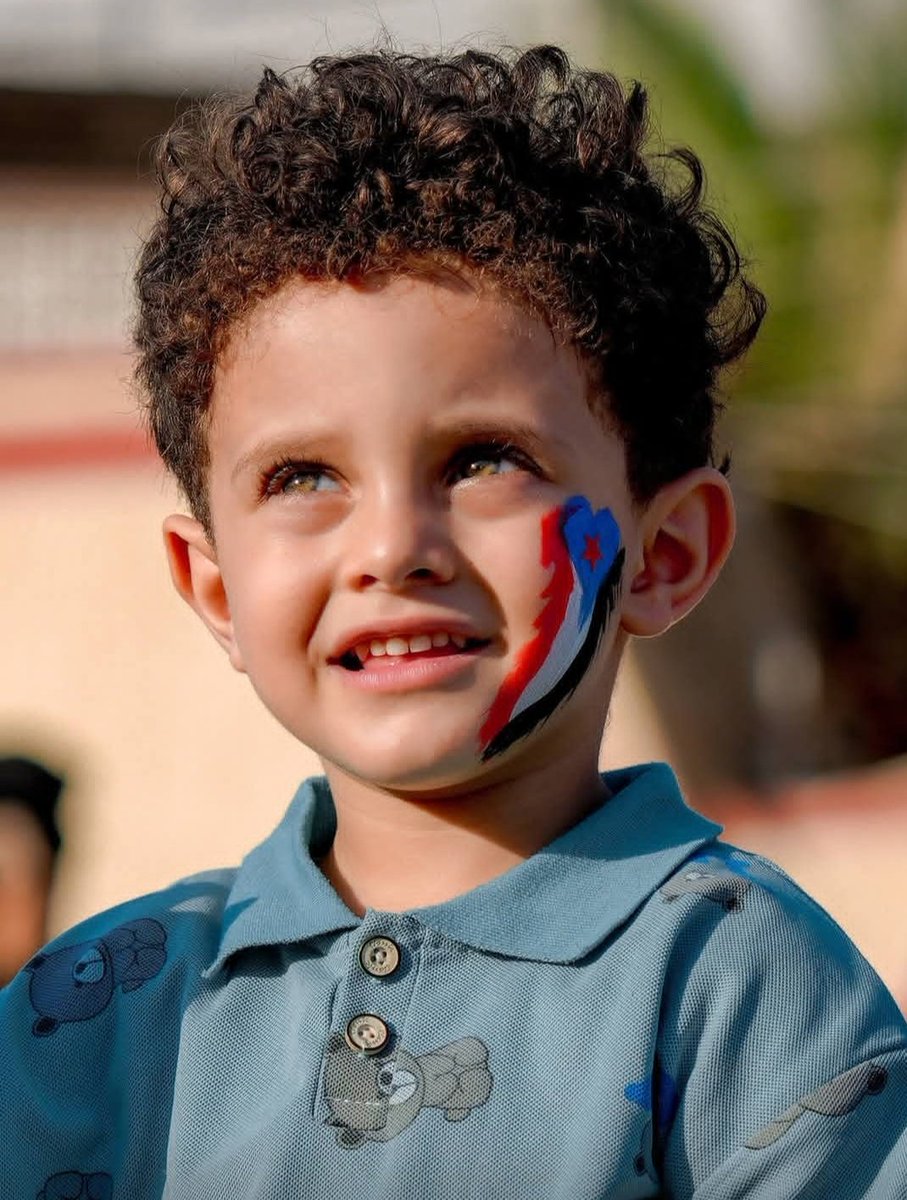 MARIM_ALAFEEF's tweet photo. إلى أعداء الجنوب من ظهر منهم ومن لا يزال متخفيًا ...

من سينجيكم من ذاكرةٍ لا تموت، إن نجوتم من لحظة الحضور؟
ليس هذا وعيدًا، بل منطق التاريخ حين يتعرّى من المجاملة: الأمم لا تُقاس بما ترفعه في لحظة القوة، بل بما يُزرع في وعيها حين تصير الذاكرة قدرًا لا اختيارًا.

“الذاكرة الجنوبية” ليست سردًا يُروى، بل كينونة تتراكم خارج حدود الزمن. تتشكل حيث لا تستطيع الوقائع أن تُمحى، وتستقر حيث لا تنفذ يد النسيان. إنها ليست أثرًا للماضي، بل صناعة مستمرة للحاضر في أعمق طبقاته.

هؤلاء الذين يُختزلون في أعمار صغيرة… هم في ميزان الفكرة امتدادها الأطول عمرًا. ليسوا حضورًا عاديا في المشهد، بل تثبيتٌ لمعناه في المستقبل. فيهم لا تُحفظ الرواية، بل يُعاد خلقها.

أيها العابرون على سطح اللحظة… إن ما يُغرس في الوعي الأول لا يُواجه في زمن لاحق، بل يُفاجئه. وما يُبنى في الداخل لا تُسقطه المواجهات الخارجية، لأنه لا يعيش في سطح الصراع، بل في طبقته الأعمق.

 الوعي حين يتحول إلى ذاكرة جمعية يصبح أشد صلابة من الواقع نفسه، و الفكرة إذا سكنت جيلًا مبكرًا خرجت من دائرة الكسر،   ما يُكتب في الروح لا يحتاج إلى كاتب ليبقى.

فكيف تُخاطبون جيلًا لم يعد يرى القضية خبرًا، بل بنية وجود؟ وكيف تواجهون زمنًا صار أبناؤه امتداده لا مجرد ساكنيه؟
إنهم ليسوا قادمين… إنهم صيغة الحاضر حين يكتمل وعيه. والجنوب فيهم لا يُنتظر… بل يحدث.
#الذاكرة_الجنوبية ليست ما يُقال…
بل ما يستقر في العيون قبل أن تتعلم اللغة.
هؤلاء ليسوا أطفالًا على هامش التاريخ،
بل سطورُه الأولى حين يكتب نفسه من الداخل،
حيث لا تمحوها يدٌ، ولا يقطعها زمن.
#مريم_العفيف
#الجنوب_دولتنا_وعيدروس_رئيسنا 
#مليونية_رفض_الوصاية_السعودية_ومناهضة_الاحتلال 
#الجنوب_يرفض_الوصاية_السعودية