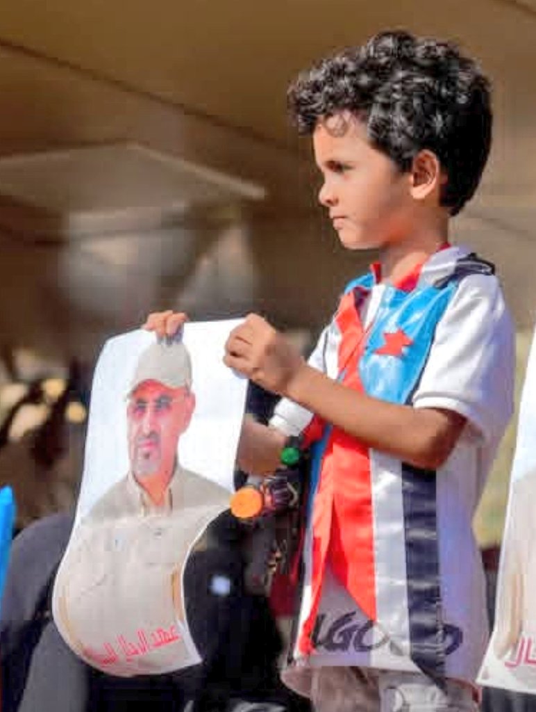MARIM_ALAFEEF's tweet photo. إلى أعداء الجنوب من ظهر منهم ومن لا يزال متخفيًا ...

من سينجيكم من ذاكرةٍ لا تموت، إن نجوتم من لحظة الحضور؟
ليس هذا وعيدًا، بل منطق التاريخ حين يتعرّى من المجاملة: الأمم لا تُقاس بما ترفعه في لحظة القوة، بل بما يُزرع في وعيها حين تصير الذاكرة قدرًا لا اختيارًا.

“الذاكرة الجنوبية” ليست سردًا يُروى، بل كينونة تتراكم خارج حدود الزمن. تتشكل حيث لا تستطيع الوقائع أن تُمحى، وتستقر حيث لا تنفذ يد النسيان. إنها ليست أثرًا للماضي، بل صناعة مستمرة للحاضر في أعمق طبقاته.

هؤلاء الذين يُختزلون في أعمار صغيرة… هم في ميزان الفكرة امتدادها الأطول عمرًا. ليسوا حضورًا عاديا في المشهد، بل تثبيتٌ لمعناه في المستقبل. فيهم لا تُحفظ الرواية، بل يُعاد خلقها.

أيها العابرون على سطح اللحظة… إن ما يُغرس في الوعي الأول لا يُواجه في زمن لاحق، بل يُفاجئه. وما يُبنى في الداخل لا تُسقطه المواجهات الخارجية، لأنه لا يعيش في سطح الصراع، بل في طبقته الأعمق.

 الوعي حين يتحول إلى ذاكرة جمعية يصبح أشد صلابة من الواقع نفسه، و الفكرة إذا سكنت جيلًا مبكرًا خرجت من دائرة الكسر،   ما يُكتب في الروح لا يحتاج إلى كاتب ليبقى.

فكيف تُخاطبون جيلًا لم يعد يرى القضية خبرًا، بل بنية وجود؟ وكيف تواجهون زمنًا صار أبناؤه امتداده لا مجرد ساكنيه؟
إنهم ليسوا قادمين… إنهم صيغة الحاضر حين يكتمل وعيه. والجنوب فيهم لا يُنتظر… بل يحدث.
#الذاكرة_الجنوبية ليست ما يُقال…
بل ما يستقر في العيون قبل أن تتعلم اللغة.
هؤلاء ليسوا أطفالًا على هامش التاريخ،
بل سطورُه الأولى حين يكتب نفسه من الداخل،
حيث لا تمحوها يدٌ، ولا يقطعها زمن.
#مريم_العفيف
#الجنوب_دولتنا_وعيدروس_رئيسنا 
#مليونية_رفض_الوصاية_السعودية_ومناهضة_الاحتلال 
#الجنوب_يرفض_الوصاية_السعودية