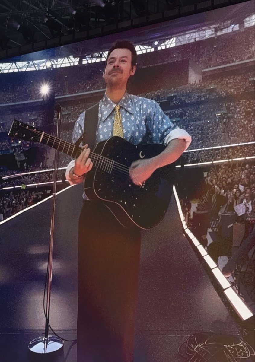 hsdtogethertour's tweet photo. Harry on stage at Wembley Stadium in London, UK - 20 June (via @guccirry) https://t.co/DifqblmJXv