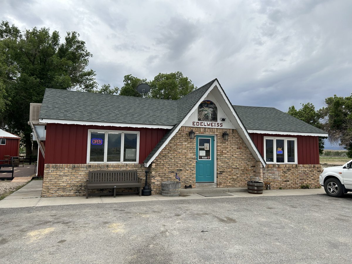 prairieinvest's tweet photo. Small town bar time https://t.co/cqKK0bZzEQ