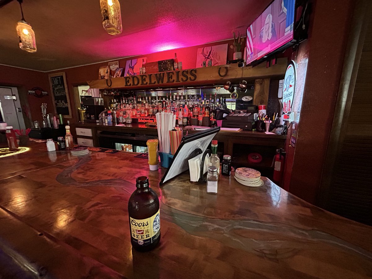 prairieinvest's tweet photo. Small town bar time https://t.co/cqKK0bZzEQ