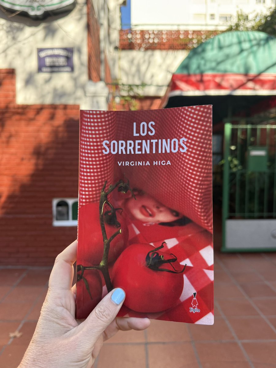 silvinabaldino's tweet photo. Si vienen a Mardel, vivan la experiencia de leer este libro de Virginia Higa y comer los auténticos sorrentinos en la Trattoria Napolitana de la familia Véspoli. https://t.co/mHbrnaXXov