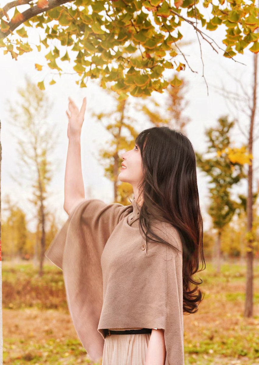 Ashlii_002's tweet photo. Loving the crisp autumn breeze and golden sunlight today—perfect for a casual walk with a warm pumpkin latte! https://t.co/Bon3l4SDUz