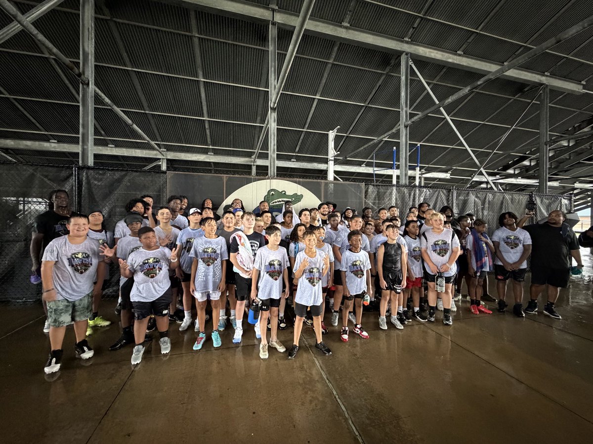 DickinsonFB's tweet photo. These young men made an amazing effort to give back to their community and encourage kids to “Do Right &amp; Do Their Best” Some drove in today after their workouts, some flew in just to participate. Kudos to their families &amp; villages for producing such Men of Influence🙏🏼
#GatorPride https://t.co/IFwVGhIBSf