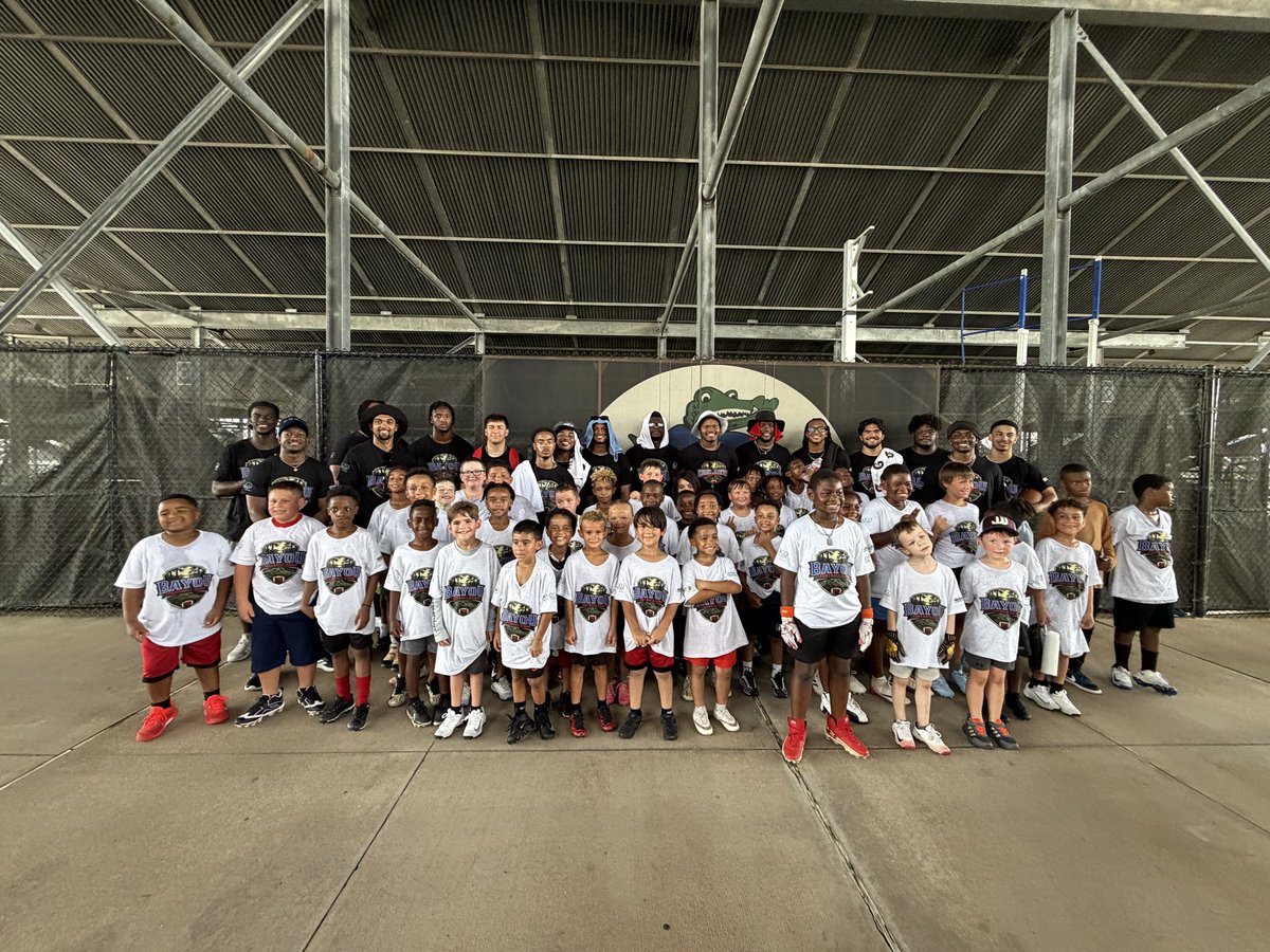 DickinsonFB's tweet photo. These young men made an amazing effort to give back to their community and encourage kids to “Do Right &amp; Do Their Best” Some drove in today after their workouts, some flew in just to participate. Kudos to their families &amp; villages for producing such Men of Influence🙏🏼
#GatorPride https://t.co/IFwVGhIBSf