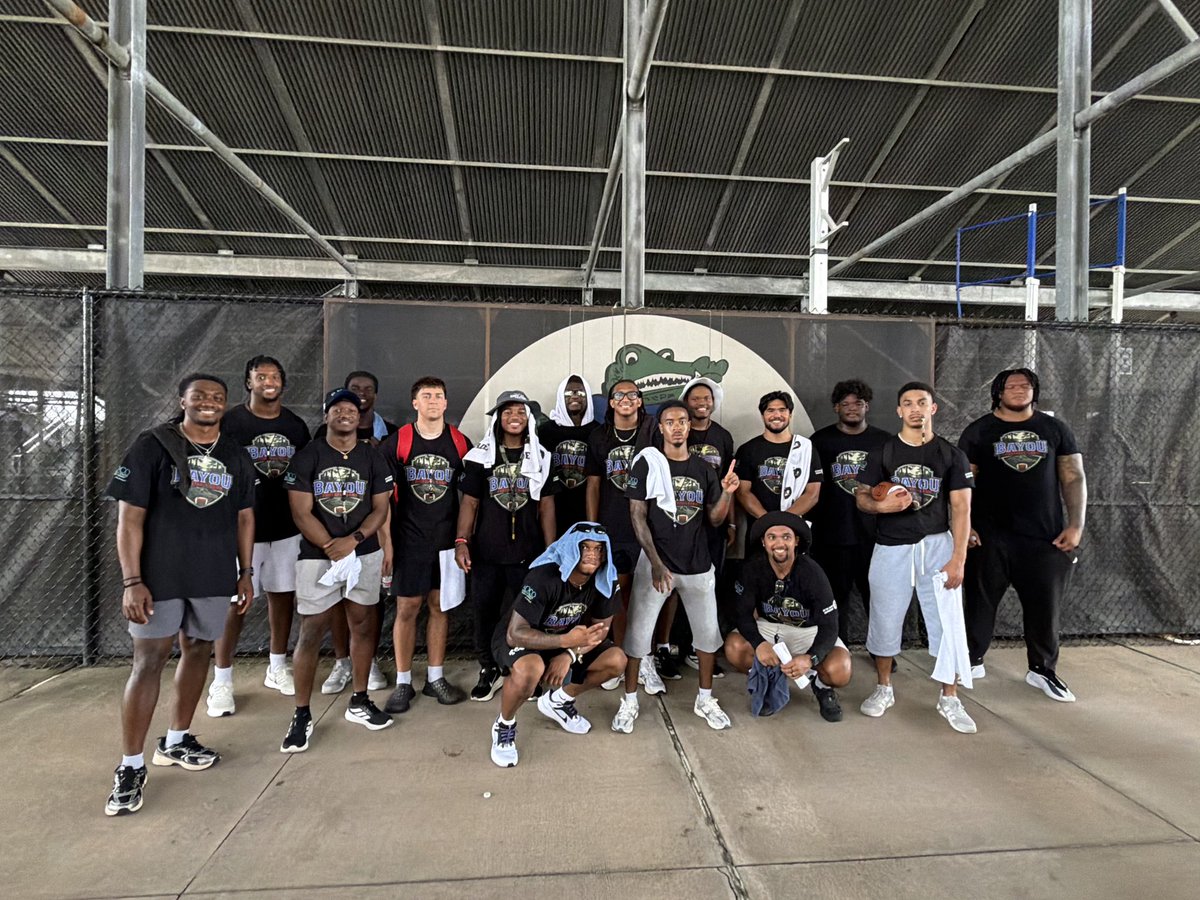 DickinsonFB's tweet photo. These young men made an amazing effort to give back to their community and encourage kids to “Do Right &amp; Do Their Best” Some drove in today after their workouts, some flew in just to participate. Kudos to their families &amp; villages for producing such Men of Influence🙏🏼
#GatorPride https://t.co/IFwVGhIBSf