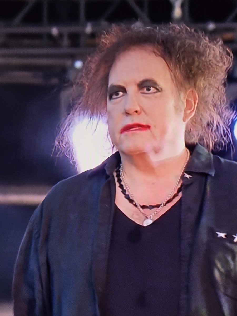 Jufkip's tweet photo. Op een gegeven moment moet er toch een dag komen dat je denkt: misschien moet ik er eens mee ophouden? #thecure https://t.co/veN0htoTbr