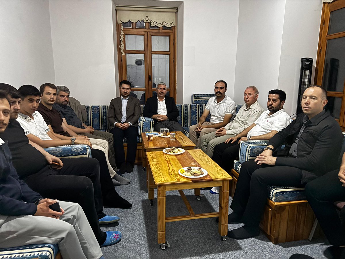 avfatihunal's tweet photo. Bu akşam TÜGVA Keçiören Temsilciliğimizi ziyaret ettim.

Yerel Yöneticiliği ve Sivil Toplum Çalışmalarını konuştuğumuz keyifli bir akşam oldu.

Baran Başkanımıza ve değerli ekibine yeni dönemde de üstün başarılar diliyorum. https://t.co/kUTZOpNpla
