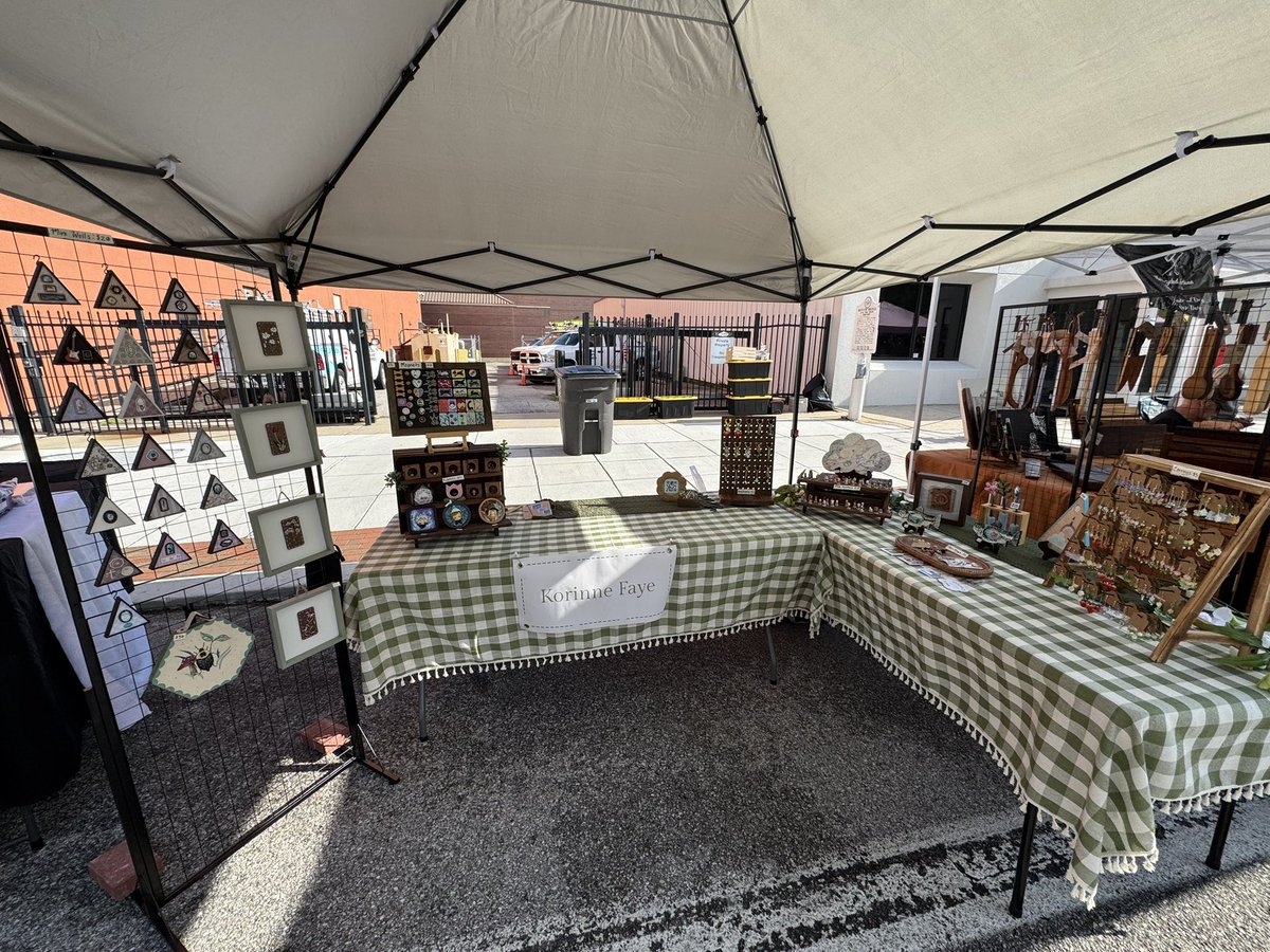 64fayeble's tweet photo. Did another art market this morning and I am very tired. It was fun!! I just have no heat tolerance 😭 https://t.co/9NouwemNs1