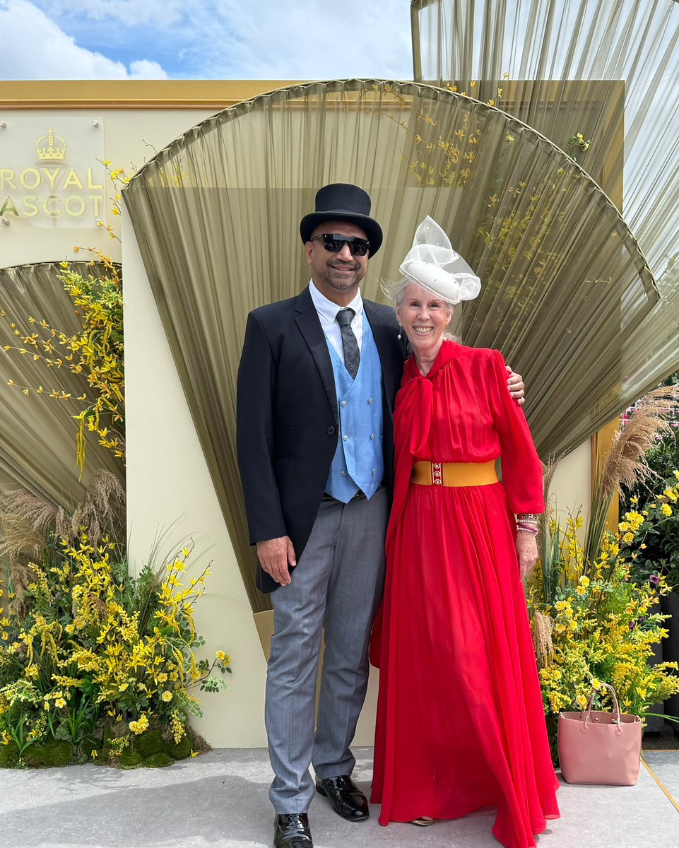 frumpytofunky's tweet photo. Great day at @Ascot #royalascot with @OmarMansoor
Omar looking #dapper in #tophat & #morningcoat
I wore @LeblonLondon red dress & #elenashvabmillinery Giselle hat
#racingfashion https://t.co/rOHTbO9GzY