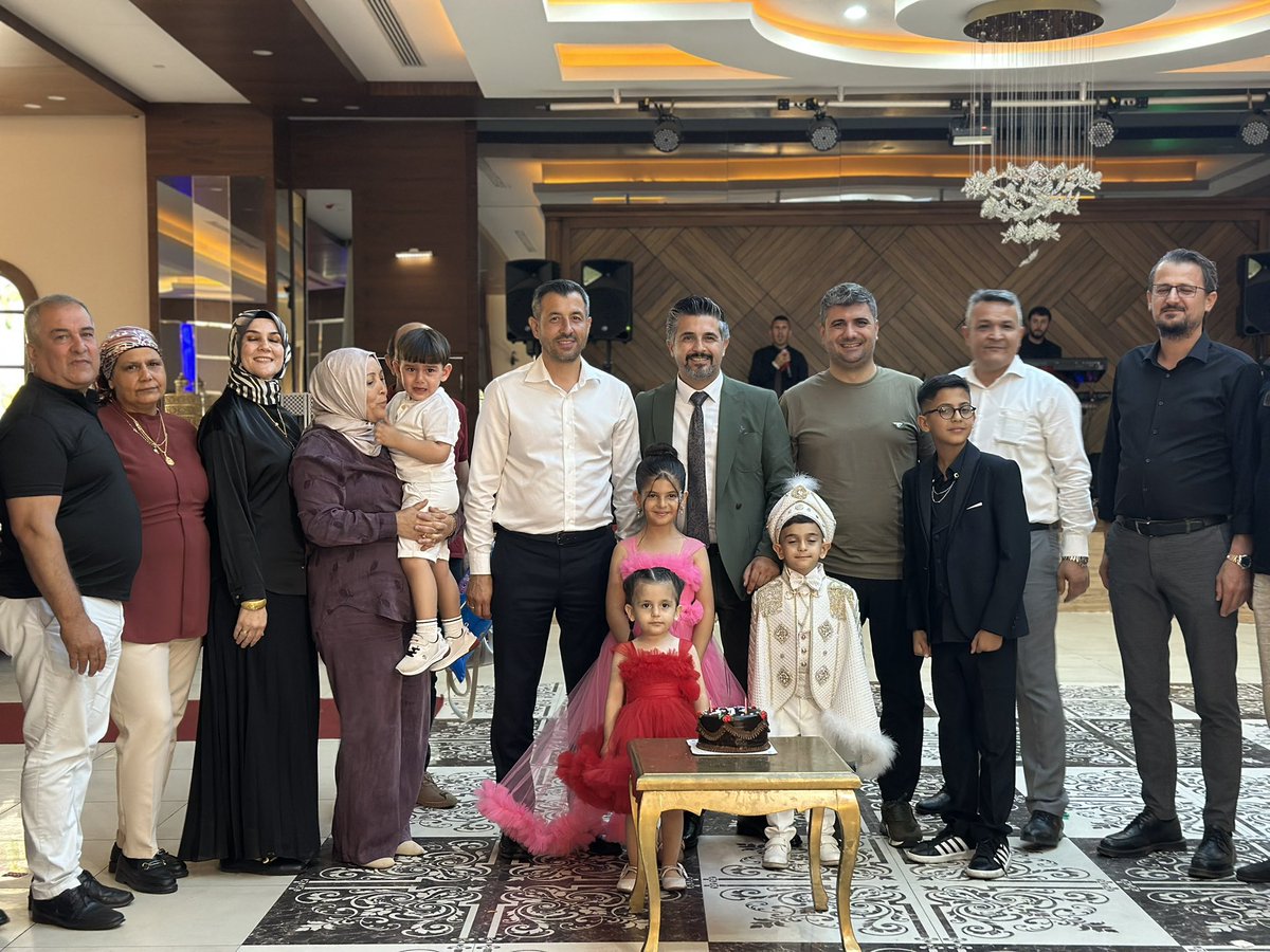 serikakparti's tweet photo. Yönetim Kurulu üyemiz Hamit Sarıdağ’ın yeğeni, Dila &amp; Erden çiftinin kıymetli oğullarının sünnet merasimine; İlçe Başkanımız Ahmet Söker, İlçe Koordinatörümüz İlker Koç ve teşkilatımızla katıldık.
Sarıdağ ailesini tebrik eder, evladımıza hayırlı ve sağlıklı bir ömür dileriz.🤲 https://t.co/DuWUlNJ0aC