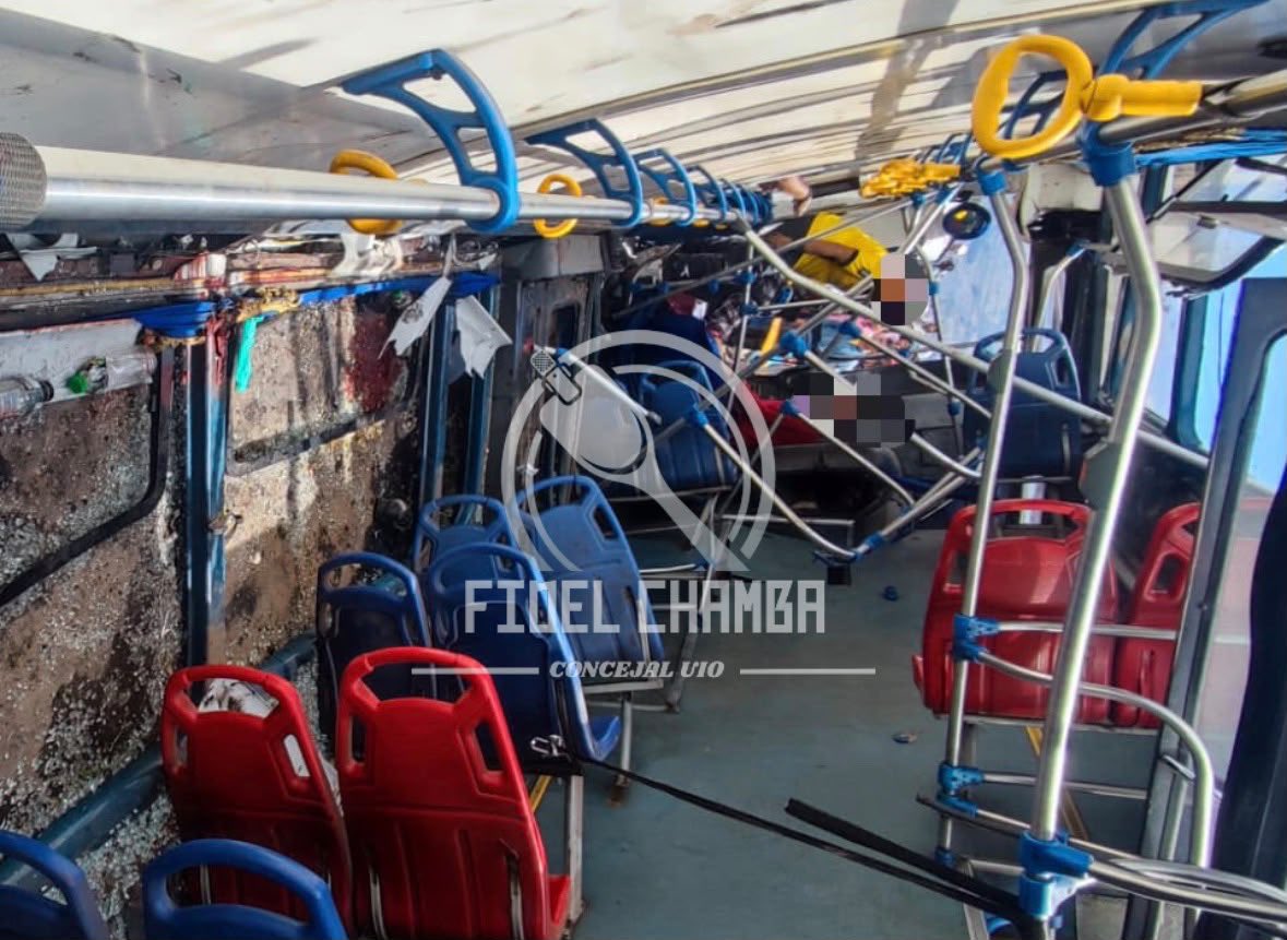 fidelchambav's tweet photo. ⚠️¡Atención! ⚠️

Un bus se volcó en Leonidas Dubles, al sur de Quito, y los reportes señalan una pérdida de frenos y un muro de contención no hecho.

Y entonces surgen dos preguntas incómodas:

❌¿De qué sirve exigir compensaciones y posibles aumentos de pasajes si ni siquiera podemos garantizar que los usuarios lleguen seguros a su destino?

❌Vecinos aseguran que se pidió un muro de contención en la curva: ¿Qué está haciendo la Administración Zonal Quitumbe con las solicitudes de los vecinos?

Cada mañana, miles de quiteños se suben a un bus confiando su vida al sistema de transporte y que las vías estén en buen estado.

Confiando en que la unidad fue revisada.
Confiando en que existen controles.
Confiando en que la Secretaría de Movilidad y la Administración Zonal Quitumbe haga su trabajo.

Hoy esa confianza está en el suelo, junto al bus volcado.
Porque antes de hablar de tarifas, hay que hablar de vidas. 

Mi solidaridad con las víctimas de este siniestro.