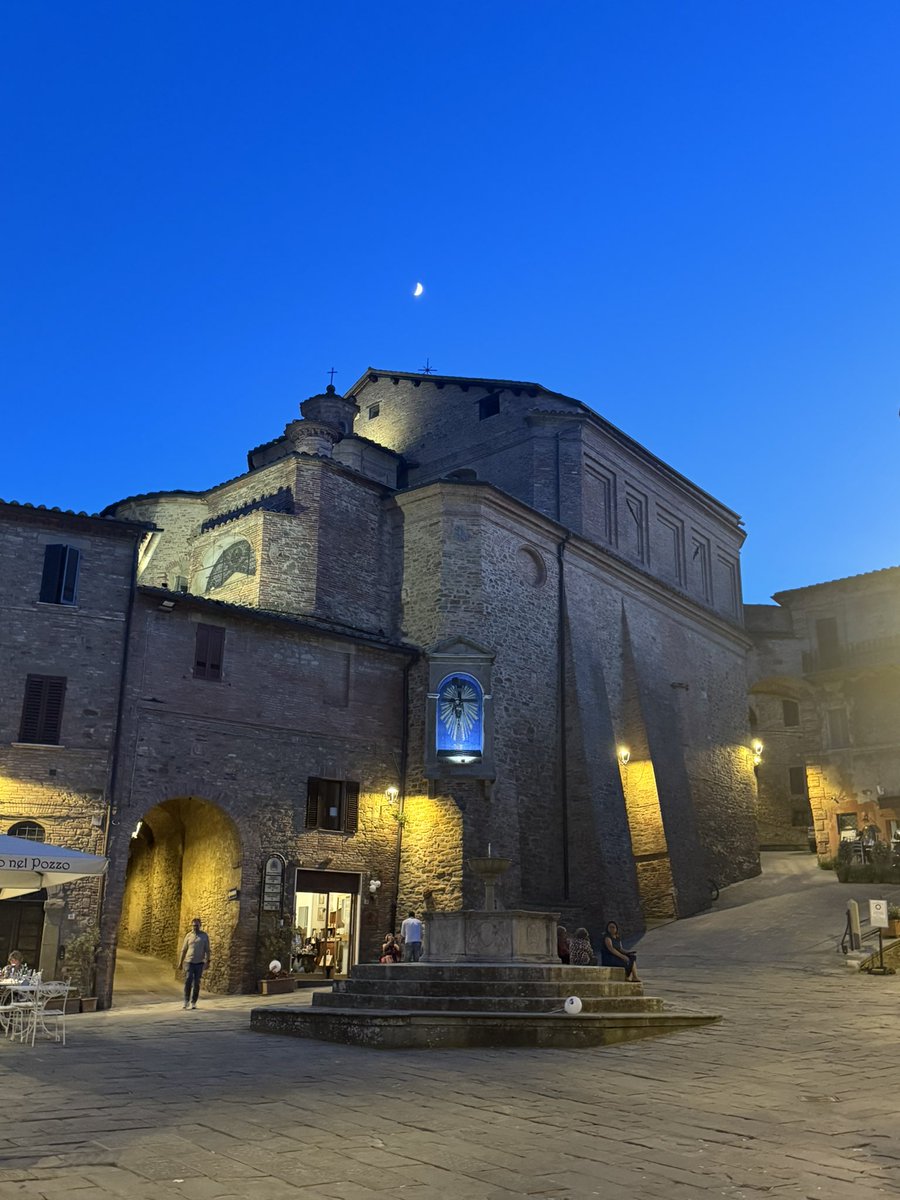 FrancescoC's tweet photo. Moonlight over Panicale—where the medieval fountain and San Michele church remind you that some of Italy’s greatest summer moments happen after sunset. 🌙✨ #Panicale #Umbria #SummerNights #HiddenItaly https://t.co/qbQHAZqOED
