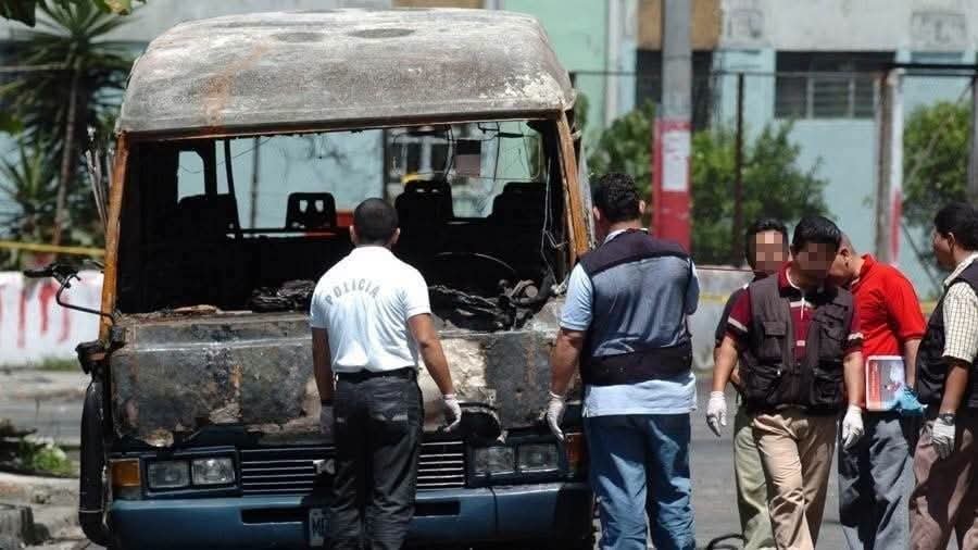 CeciliaGRM's tweet photo. El Salvador salió de las tinieblas y ahora resplandece con la luz de la libertad y la seguridad. 

🕯️ Hoy se cumplen 16 años de una de las tragedias más dolorosas que marcaron la historia reciente de El Salvador. El macabro ataque a un microbús de la ruta 47 en Mejicanos arrebató la vida de 17 personas inocentes, víctimas de una violencia que durante años sembró miedo, luto e incertidumbre en nuestro país.

Recordar este hecho no es solo honrar la memoria de quienes perdieron la vida, sino también reflexionar sobre el camino que hemos recorrido como nación. 🇸🇻 Hubo un tiempo en que el terror de las pandillas condicionaba la vida de miles de familias salvadoreñas, limitando su libertad y arrebatándoles la esperanza.

🙏 Que la memoria de las víctimas nos recuerde siempre el valor de la seguridad, la tranquilidad y la libertad que hoy disfrutan millones de salvadoreños.

Ahorita vivimos en paz y tranquilidad gracias a nuestro Presidente Nayib Bukele, quien ha puesto como prioridad la vida de todos los salvadoreños.