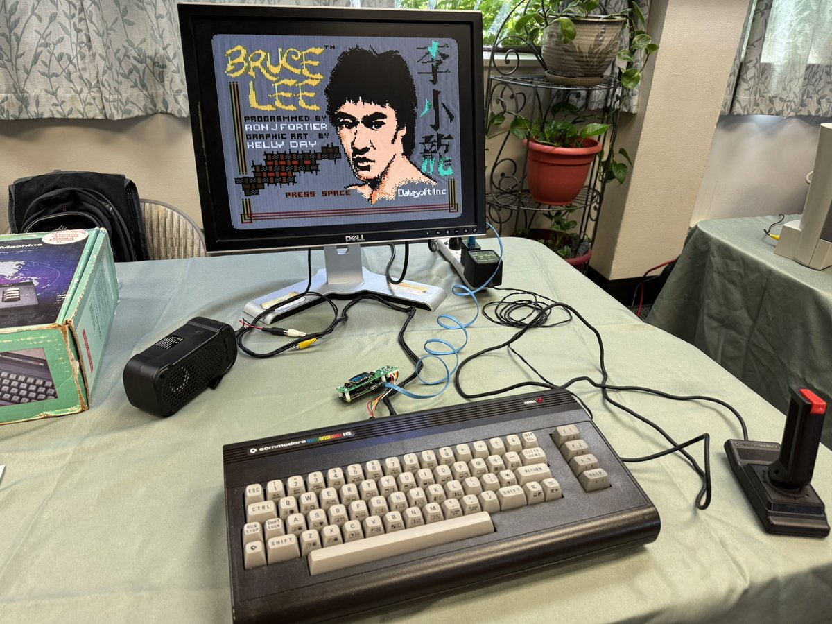sdf_pubnix's tweet photo. First day of PaCommEx NW is underway!  #vintagecomputing #retrocomputing #seattle https://t.co/FY4Ujs8GFC