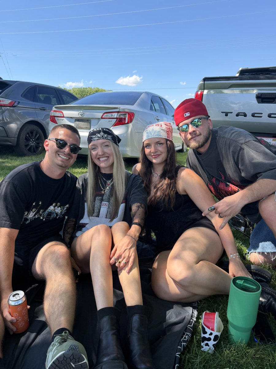 _hollywoodwhore's tweet photo. tailgate w my fucking loves @Elizabethhh____ @b_chappelle https://t.co/BIeDPPCRgJ