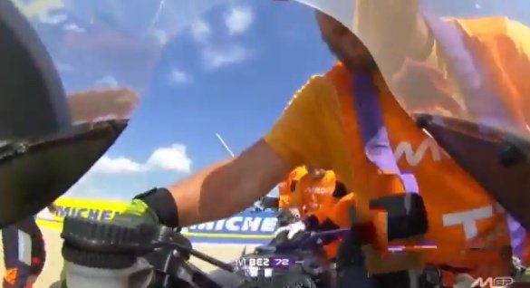 FranckyHawk29's tweet photo. 🚨Il commissario ha tentato di alzare la moto e siccome il gas rapido appena lo tocchi parte, sicuramente avrà fatto un bel fuorigiri. 
Ecco spiegato perché Rivola e Bonora sono andati col computer dai Marshall.

Naturalmente sarebbe opportuno far fare un corso a questi benedetti commissari su come si alza una moto (di lato ovviamente) senza andare a toccare il comando del gas...

Detto ciò, lo schiaffo anche no.
Non è mai giustificabile.

Però analizzando la reazione di Bezzecchi, che allarga le braccia sentendo il motore che strilla, c'è stato qualcosa che non è andato per il verso giusto anche da parte dei commissari.

#MotoGP