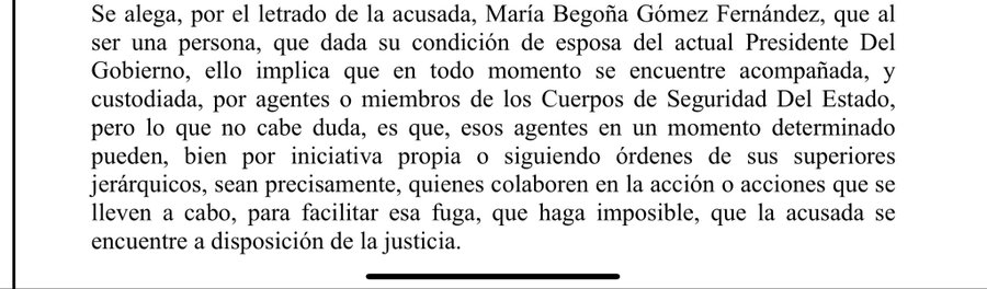 JulenBollain's tweet photo. Este párrafo del juez Peinado no aprueba un análisis sintáctico de 4º de ESO:

- Inicio poco natural:
“Se alega, por el letrado…”.
Mejor: “El letrado alega…”.

Coma innecesaria tras “persona”:
“ser una persona, que dada su condición…”
Debería ser: “ser una persona que, dada su condición…”.

Inciso mal puntuado:
"que dada su condición de esposa…”
Debería ir entre comas, “que, dada su condición de esposa…”.

Construcción redundante y torpe:
“que al ser una persona…, ello implica que…”.
Sobra “ello”.

Mayúsculas incorrectas:
“Presidente Del Gobierno” → “presidente del Gobierno” o “Presidente del Gobierno”.
“Seguridad Del Estado” → “Seguridad del Estado”.

Coma incorrecta antes de “y”:
“acompañada, y custodiada” → “acompañada y custodiada”.

Fórmula redundante:
“agentes o miembros de los Cuerpos…”.
Si son miembros de los cuerpos, ya son agentes o integrantes. Bastaría con “miembros” o “agentes”.

Construcción incorrecta:
“pero lo que no cabe duda, es que…”.
Lo correcto sería: “pero no cabe duda de que…” o “pero de lo que no cabe duda es de que…”.

Coma indebida entre sujeto y verbo:
“lo que no cabe duda, es que…”.
Esa coma sobra.

Verbo mal encajado:
“pueden (…) sean precisamente quienes colaboren”.
Debería ser “pueden ser precisamente quienes colaboren” o “podrían ser precisamente quienes colaboraran”.

El inciso “bien por iniciativa propia o siguiendo órdenes…” está mal equilibrado.
Mejor “bien por iniciativa propia, bien siguiendo órdenes…” o “ya sea por iniciativa propia, ya siguiendo órdenes…”.

Exceso de comas que cortan la frase sin necesidad:
“que lleven a cabo, para facilitar esa fuga”.
No debería separarse con coma la finalidad.

Otra coma incorrecta:
“que haga imposible, que la acusada…”.
No se separa con coma: “que haga imposible que la acusada…”.

Luego nos hablarán de rigor jurídico.