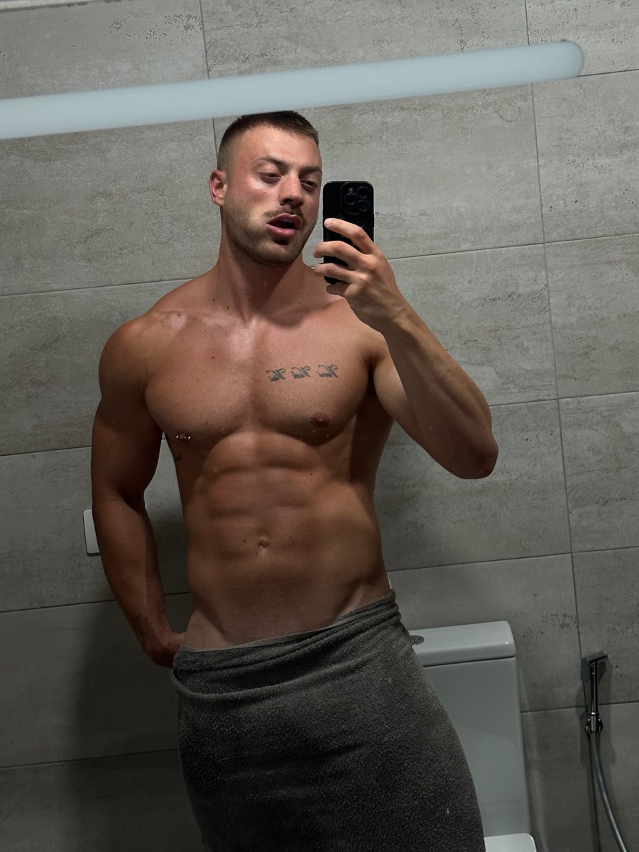 Aledec_private's tweet photo. just got out of shower🚿 https://t.co/vvLghe5qWG