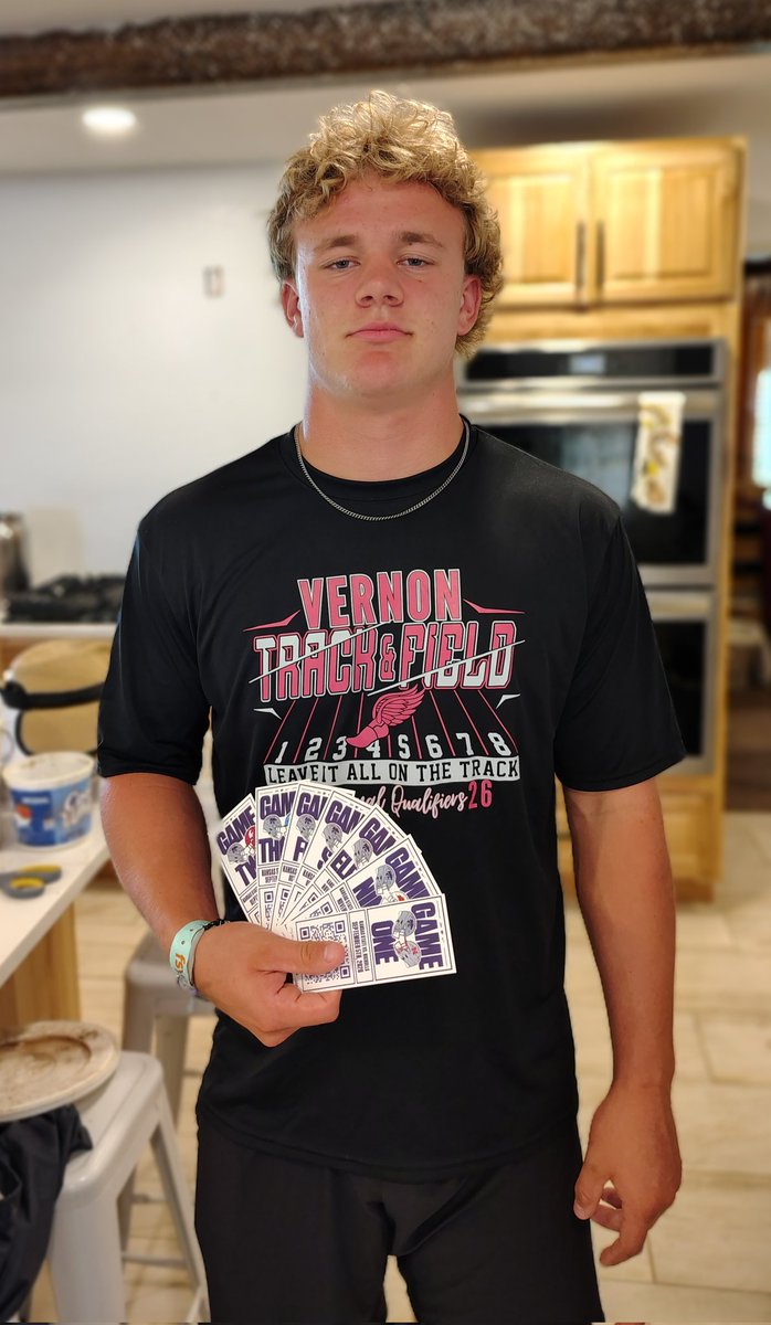 TTPayne7's tweet photo. Thanks to @KStateRecruits for the sweet package! Looking forward to a game day visit this fall! @CoachNickToth @CoachSvarczkopf @WFDavis_ @CoachBPayne https://t.co/KJ8AeDBHRz